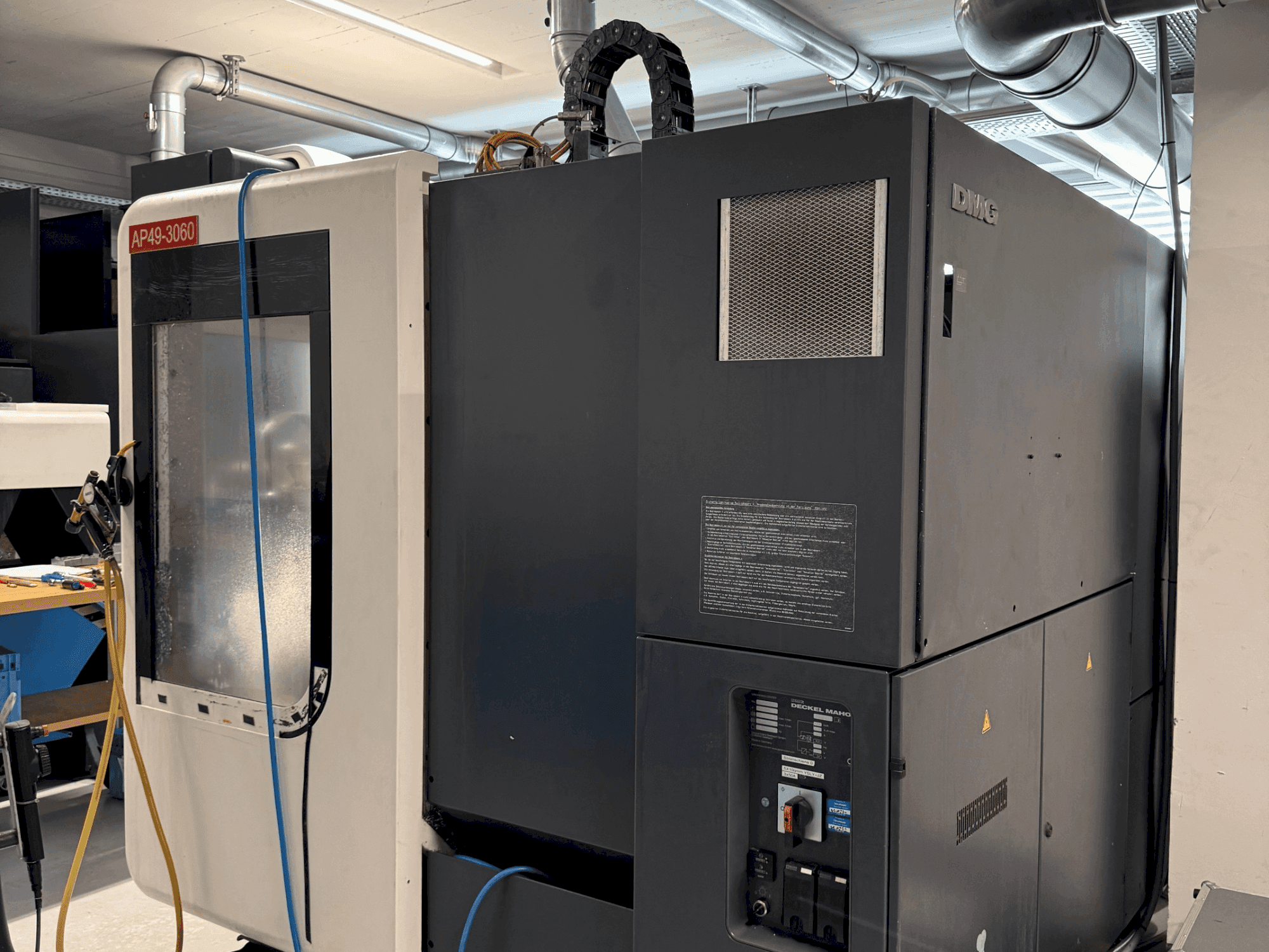 A DMG DECKEL MAHO DMU 70 Evolution linear gép elölnézete