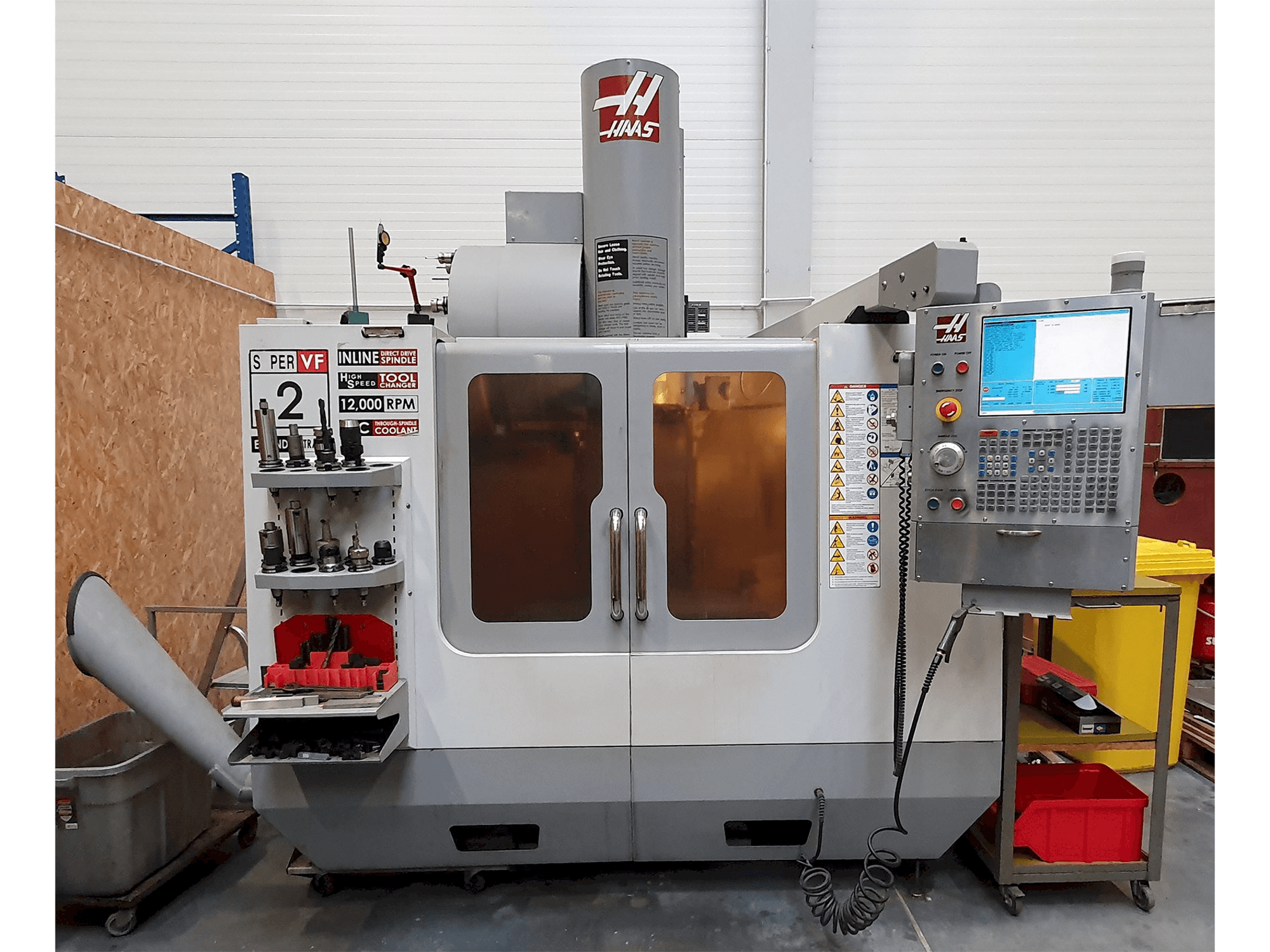 A HAAS VF2-SSYTHE gép elölnézete