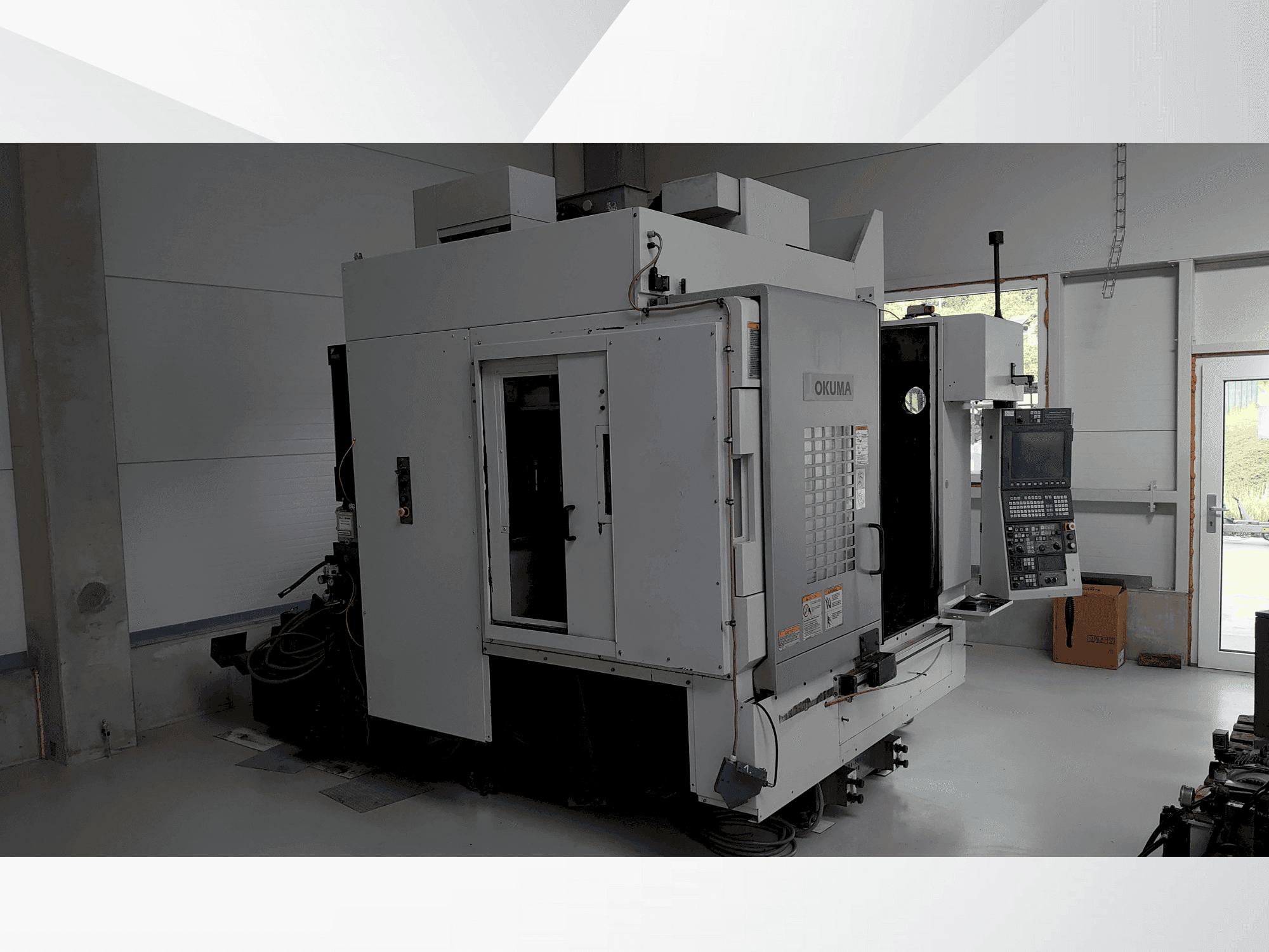 A Okuma MU-400VA gép elölnézete