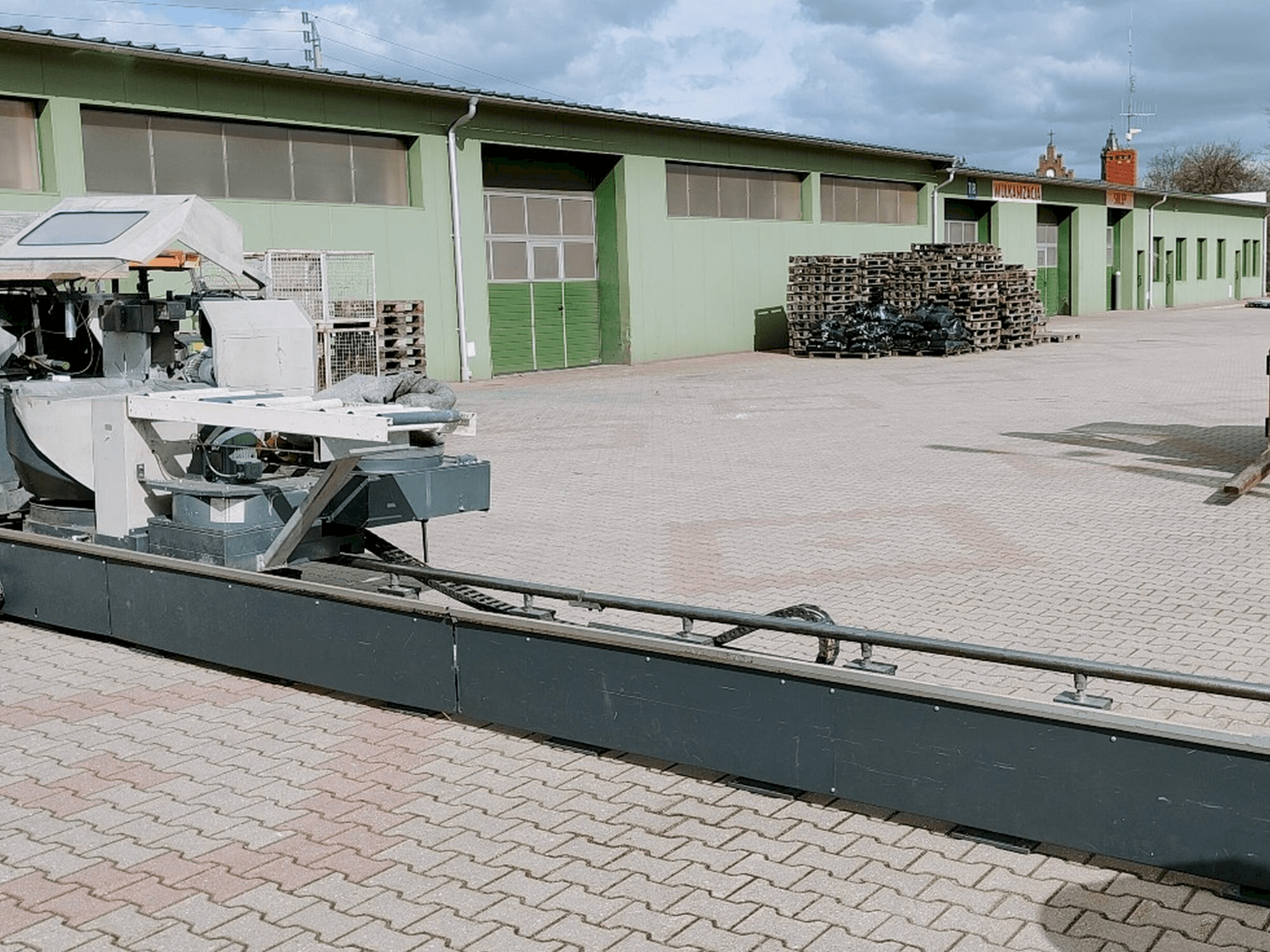 A Elumatec DG 244/2 gép elölnézete