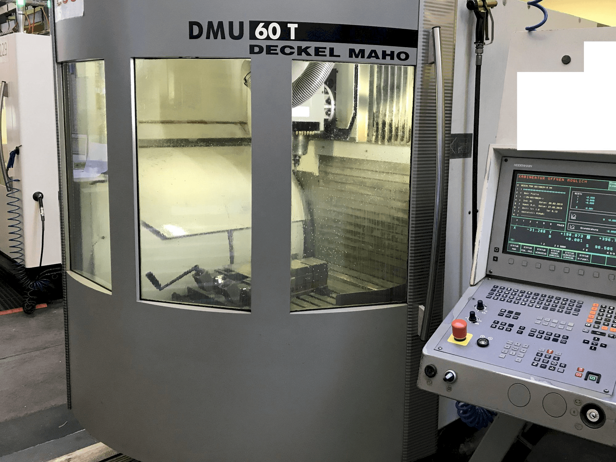 A DECKEL MAHO DMU60T gép elölnézete