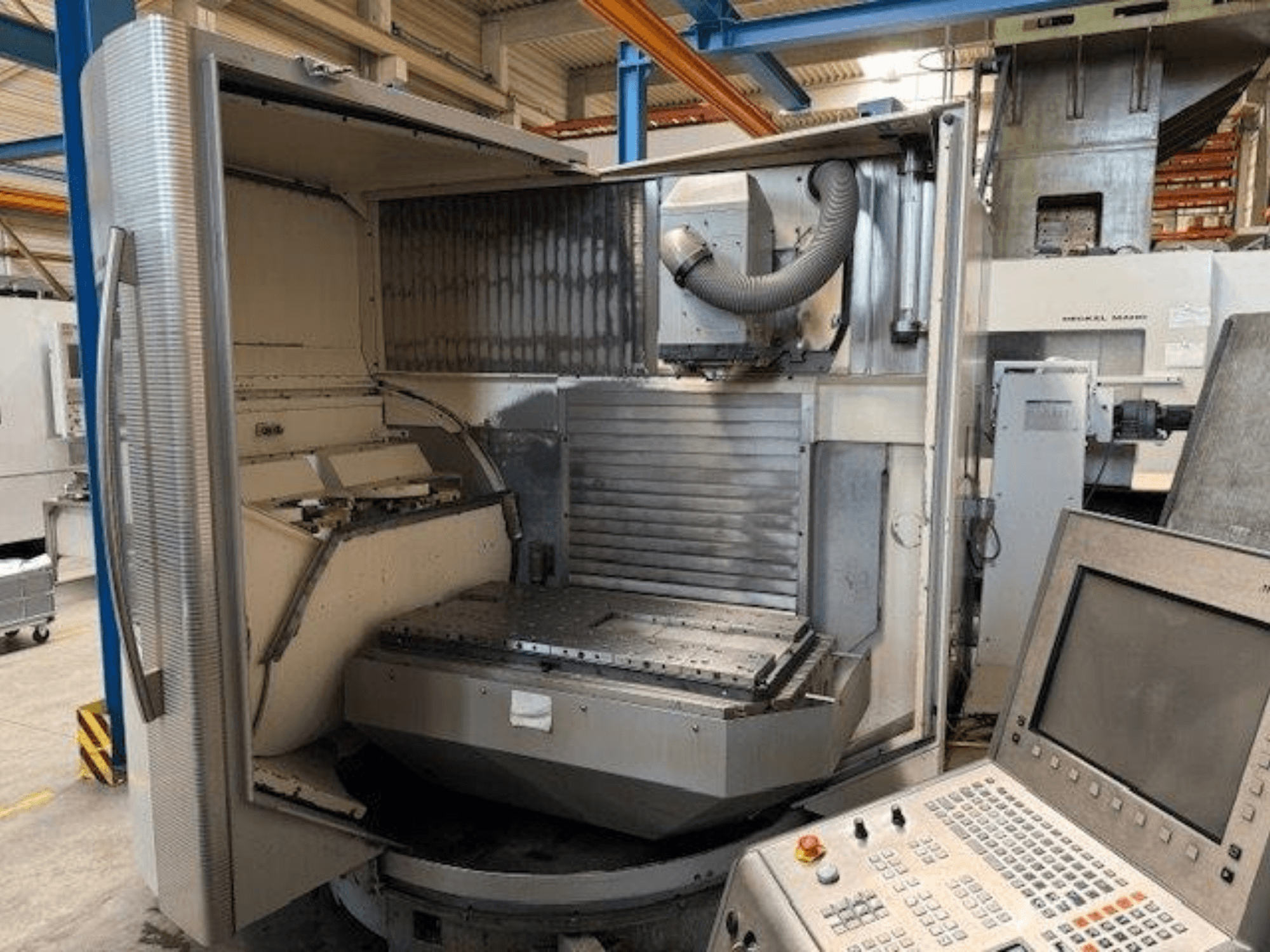 DMG MORI DMU 80T függőleges megmunkálóközpont, elölnézetben a nyitott burkolat és a vezérlőpanel.