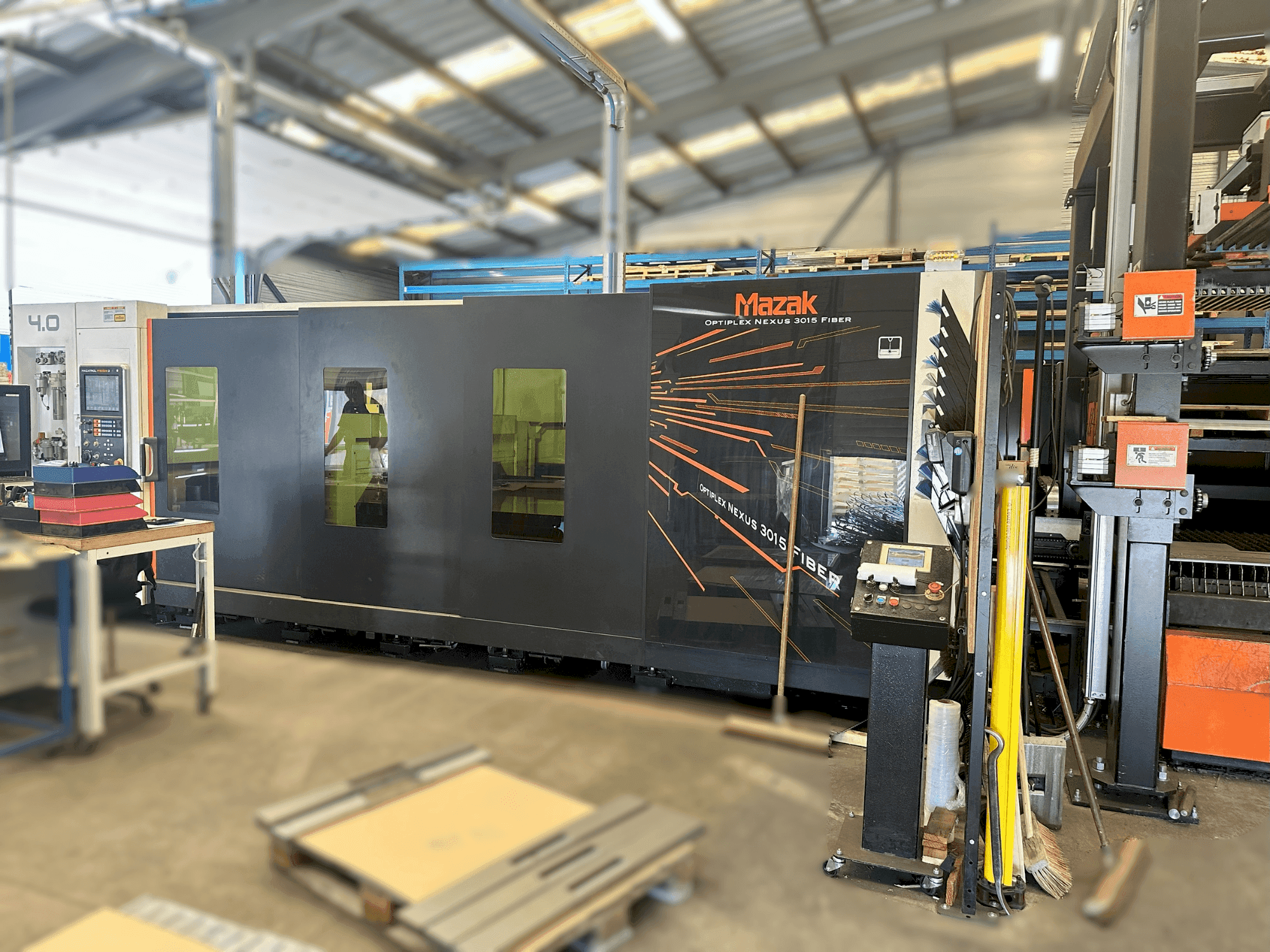 A Mazak Optiplex Nexus 3015 4,0kW Fiber + Fasani CSS3015 gép elölnézete