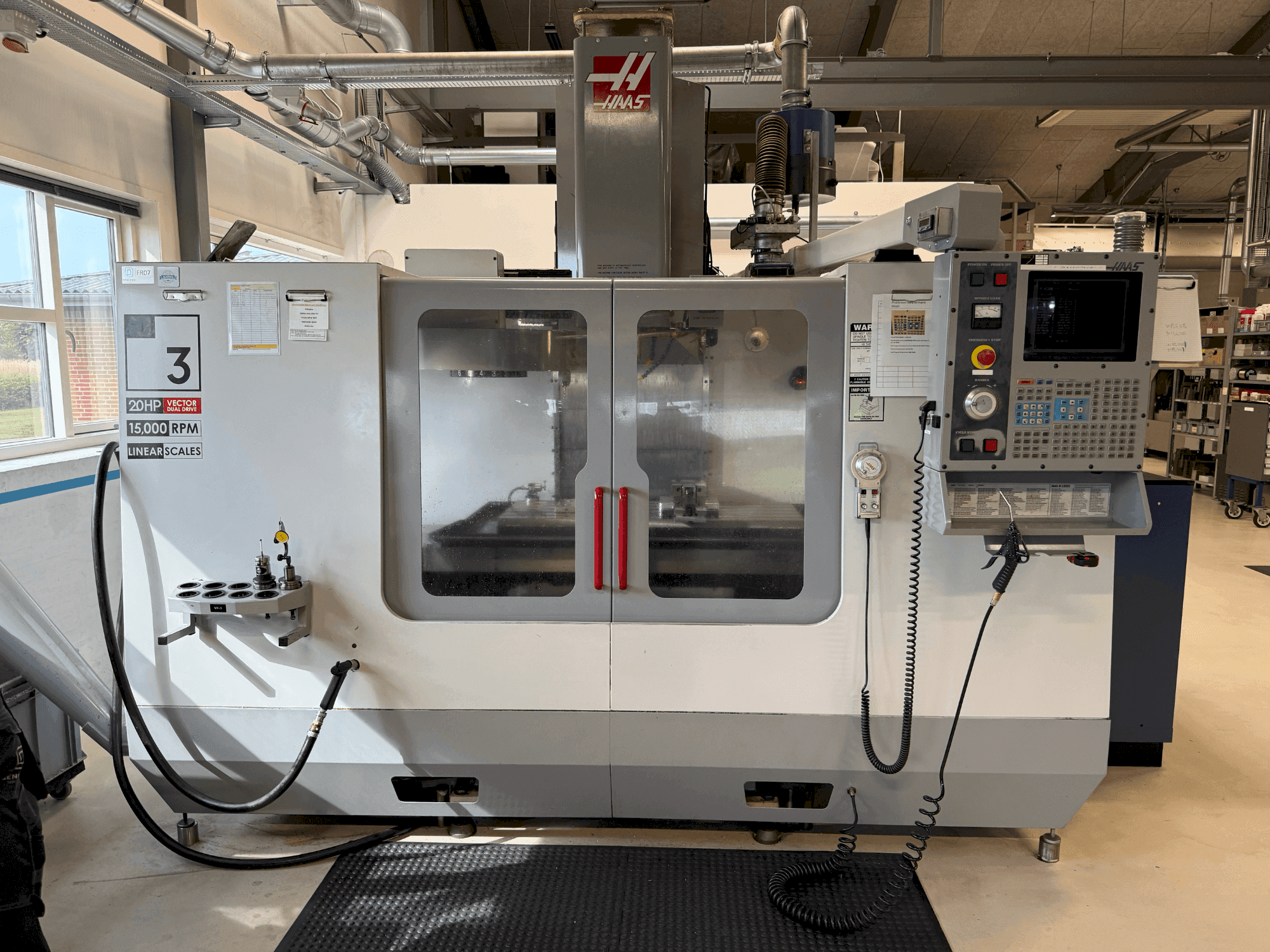 A HAAS VF-3DHE gép elölnézete