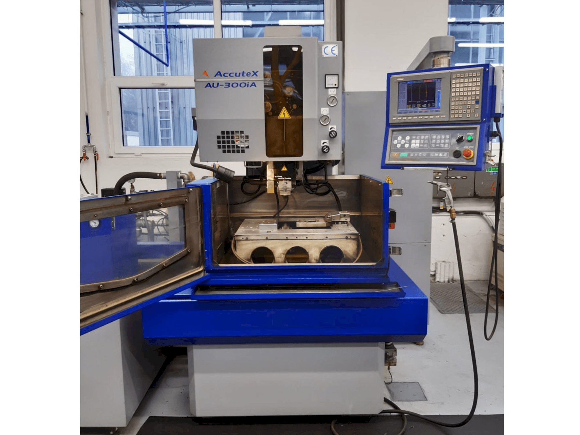 A AccuteX AU-300iA gép elölnézete