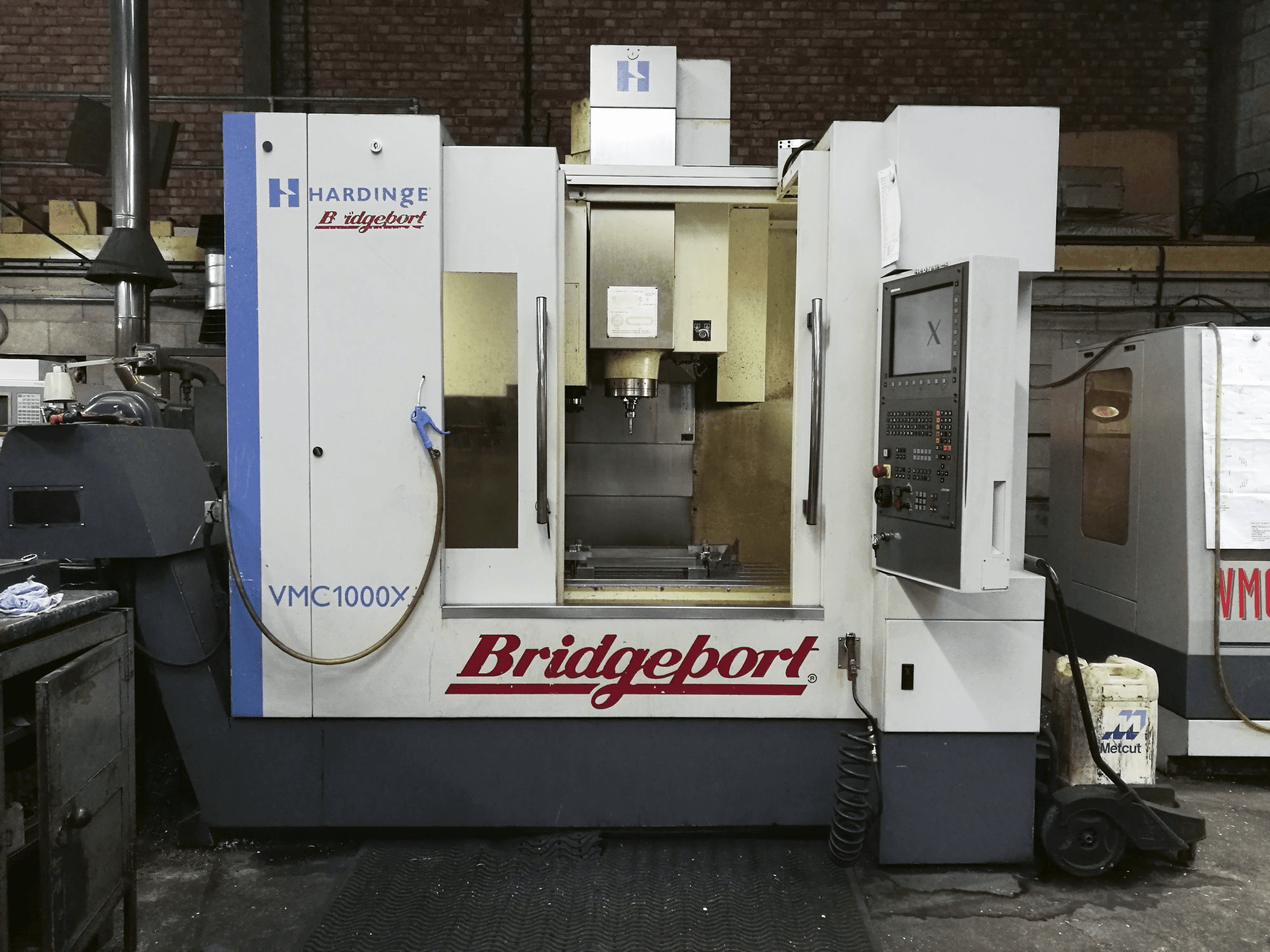 A Bridgeport VMC XP3-1000 gép elölnézete