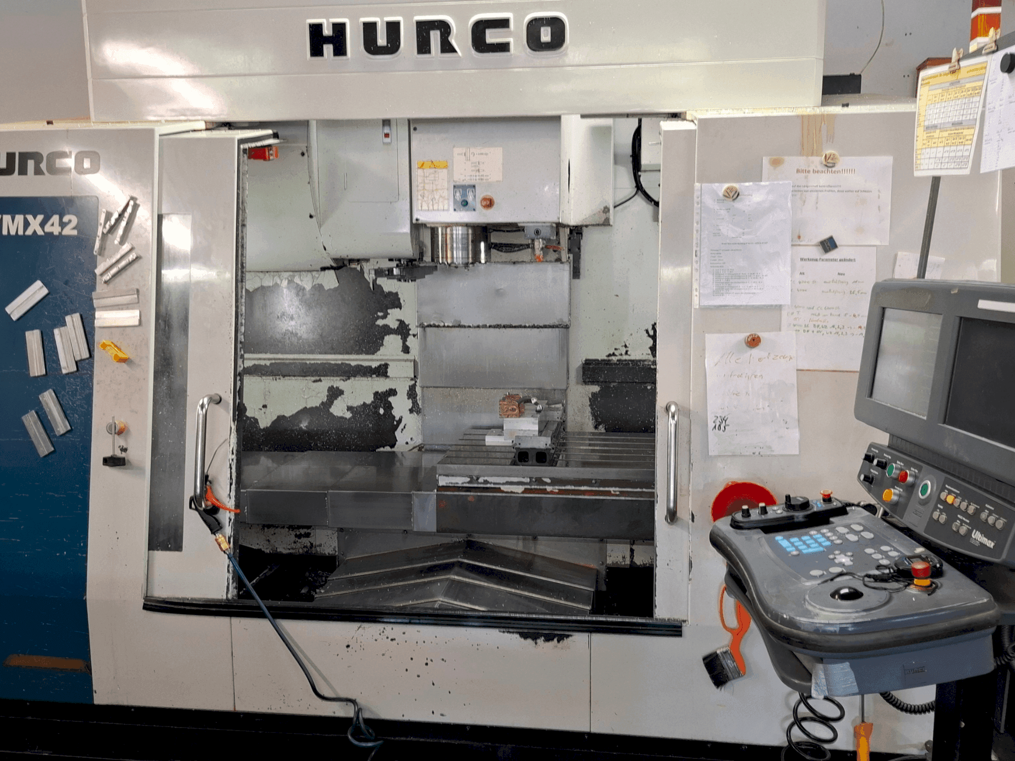 A Hurco VMX 42 gép elölnézete