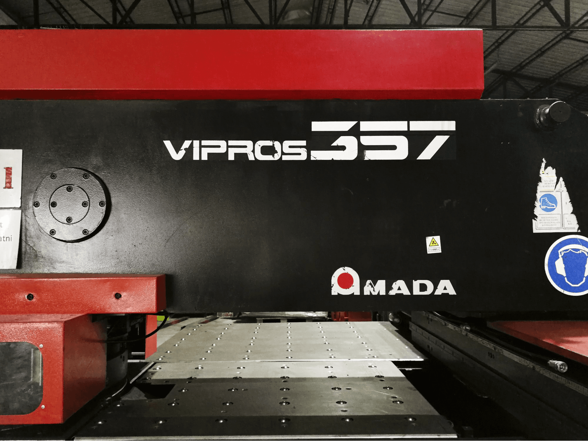 A AMADA Vipros 357 gép elölnézete