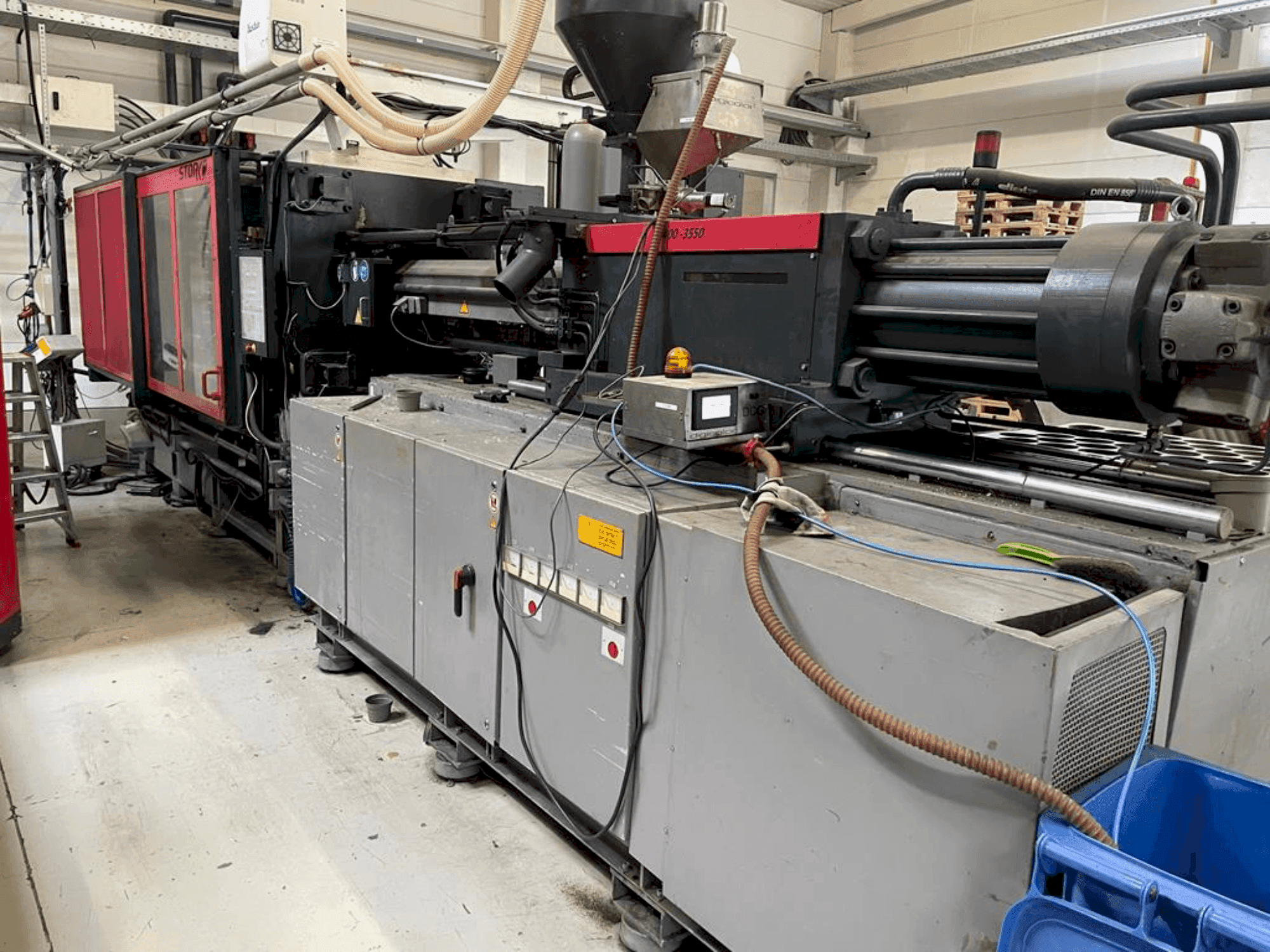 A STORK SXS 4400-3550 gép elölnézete