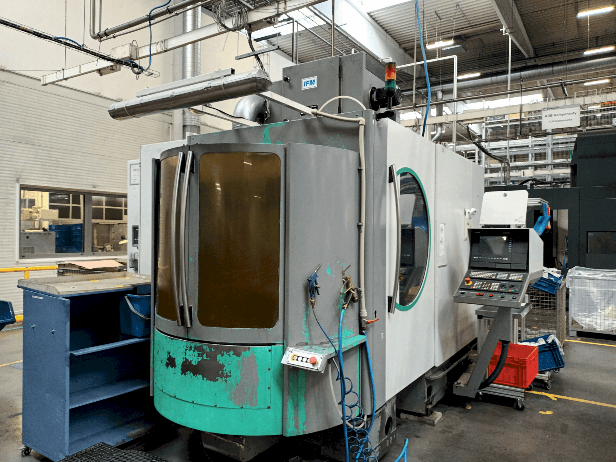 A DECKEL MAHO DMC 60H gép elölnézete