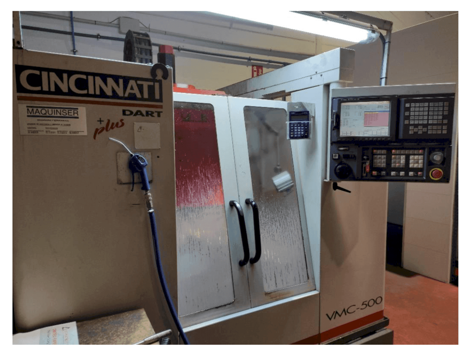 A Cincinnati Dart Plus VMC-500 gép elölnézete
