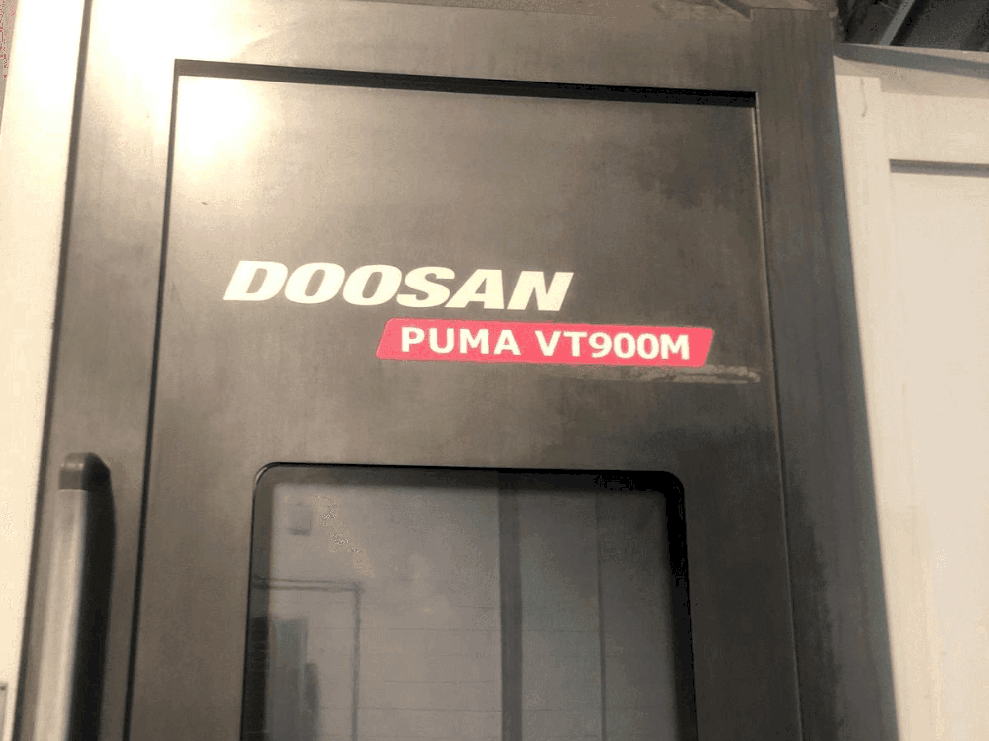 A DOOSAN Puma VT900M gép elölnézete