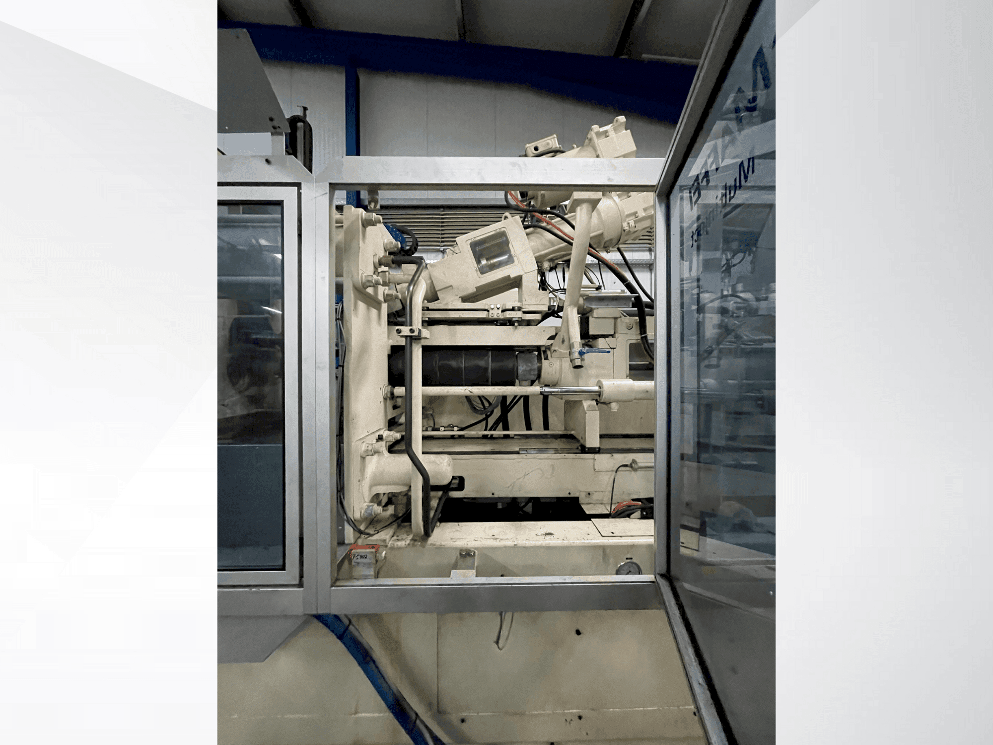 A Krauss Maffei 300-1400-390-3-CZ gép elölnézete