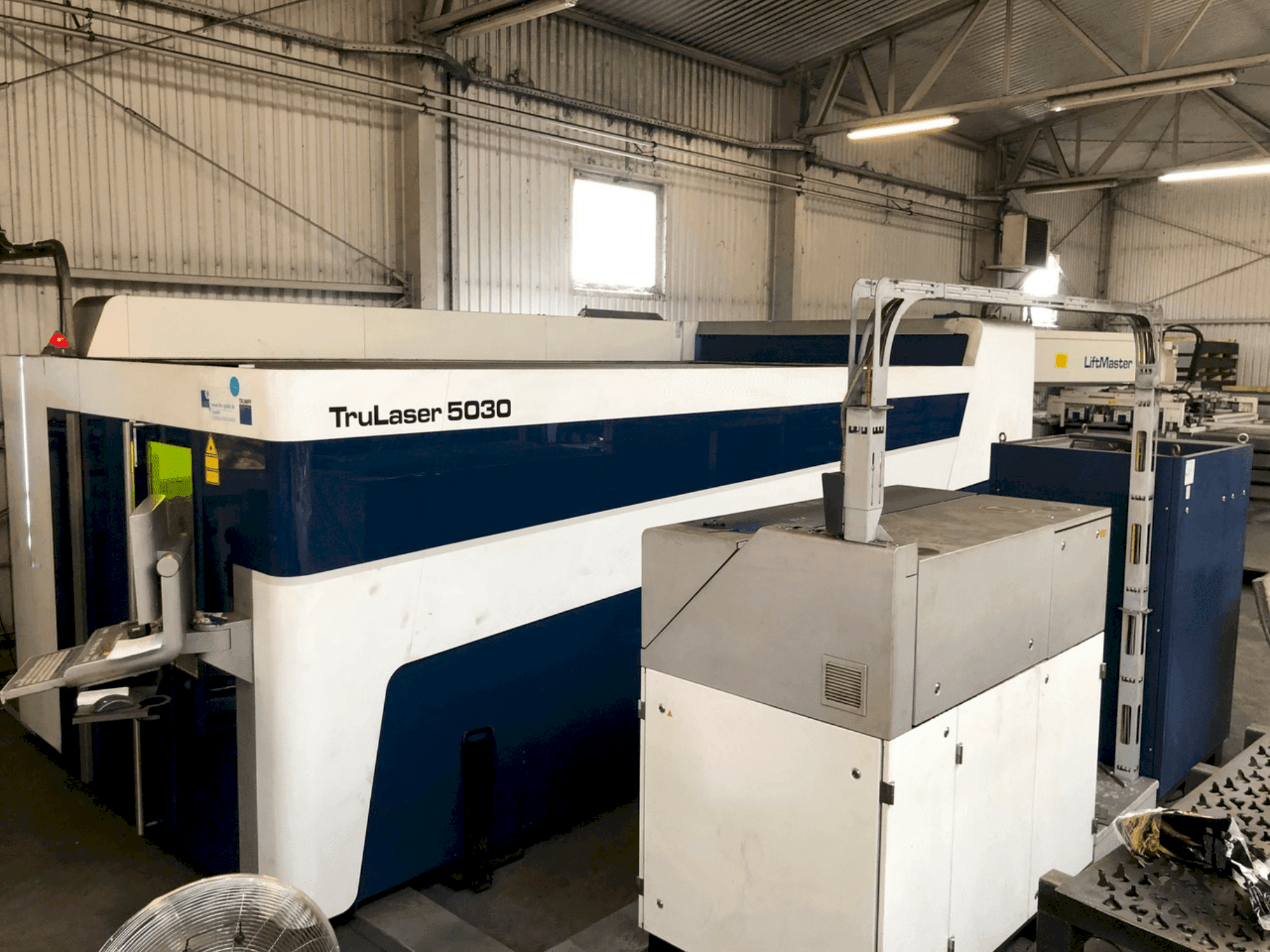 A TRUMPF Trulaser 5030 Fiber gép elölnézete