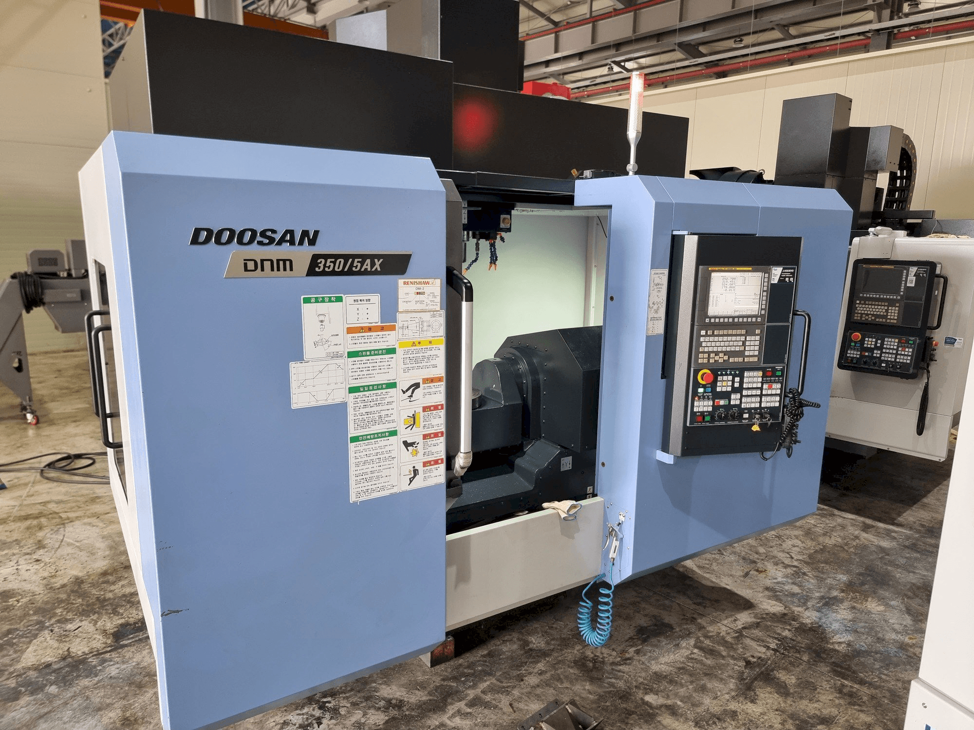 A Doosan DNM350/5AX gép elölnézete