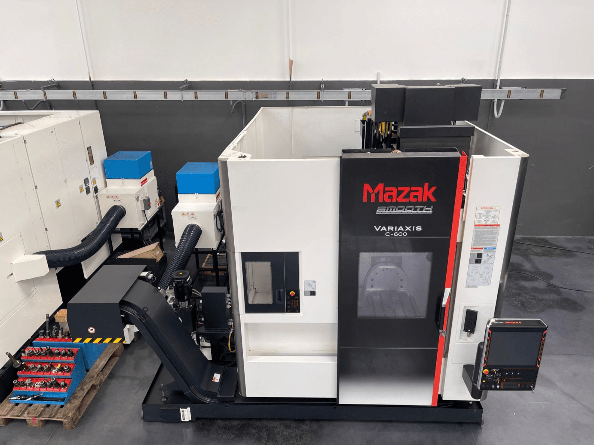 Mazak VARIAXIS C 600 függőleges megmunkálóközpont, elölnézetben a vezérlőpanel és a szerszámtároló.
