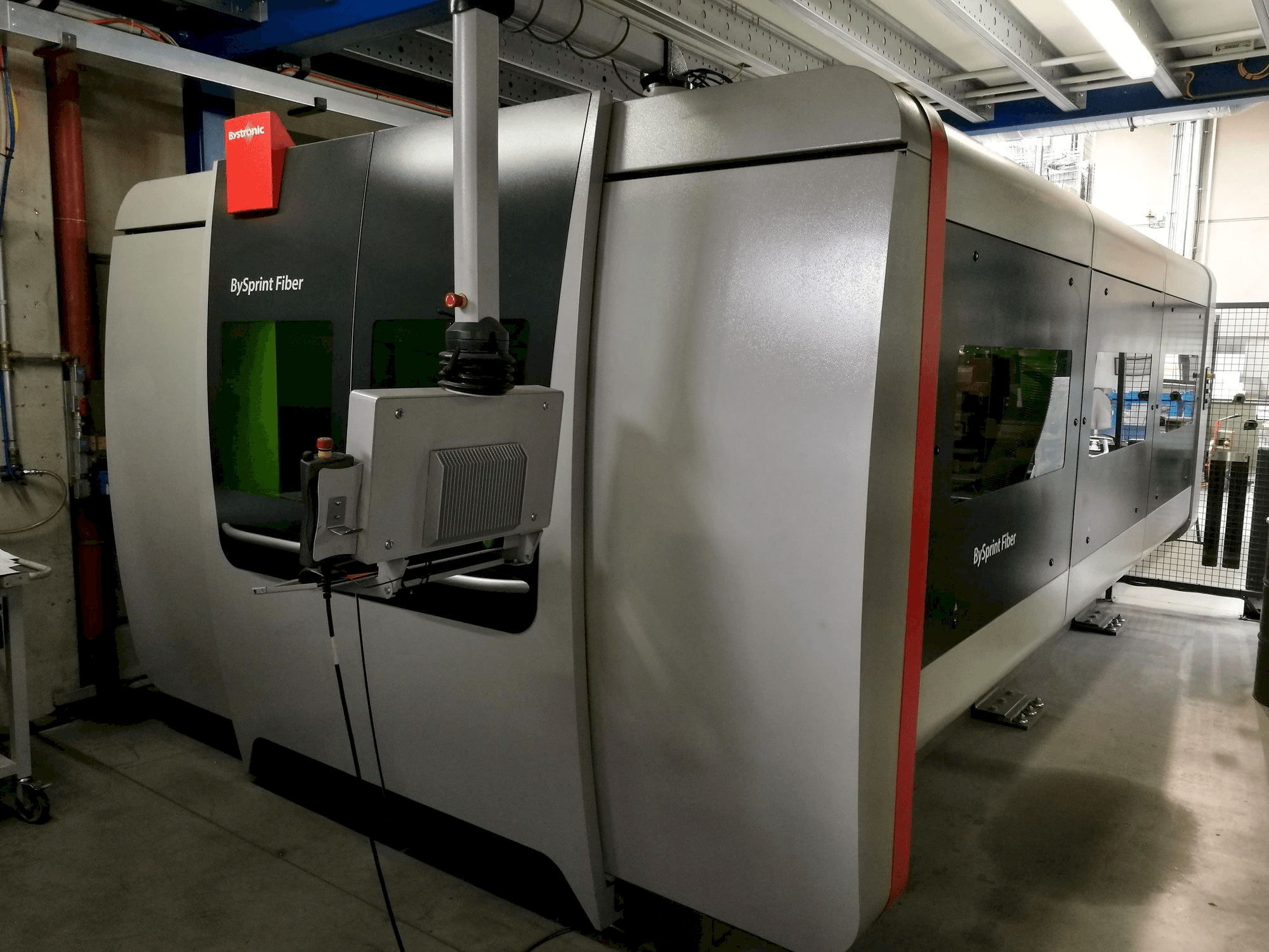 A Bystronic BySprint Fiber 3015 gép elölnézete