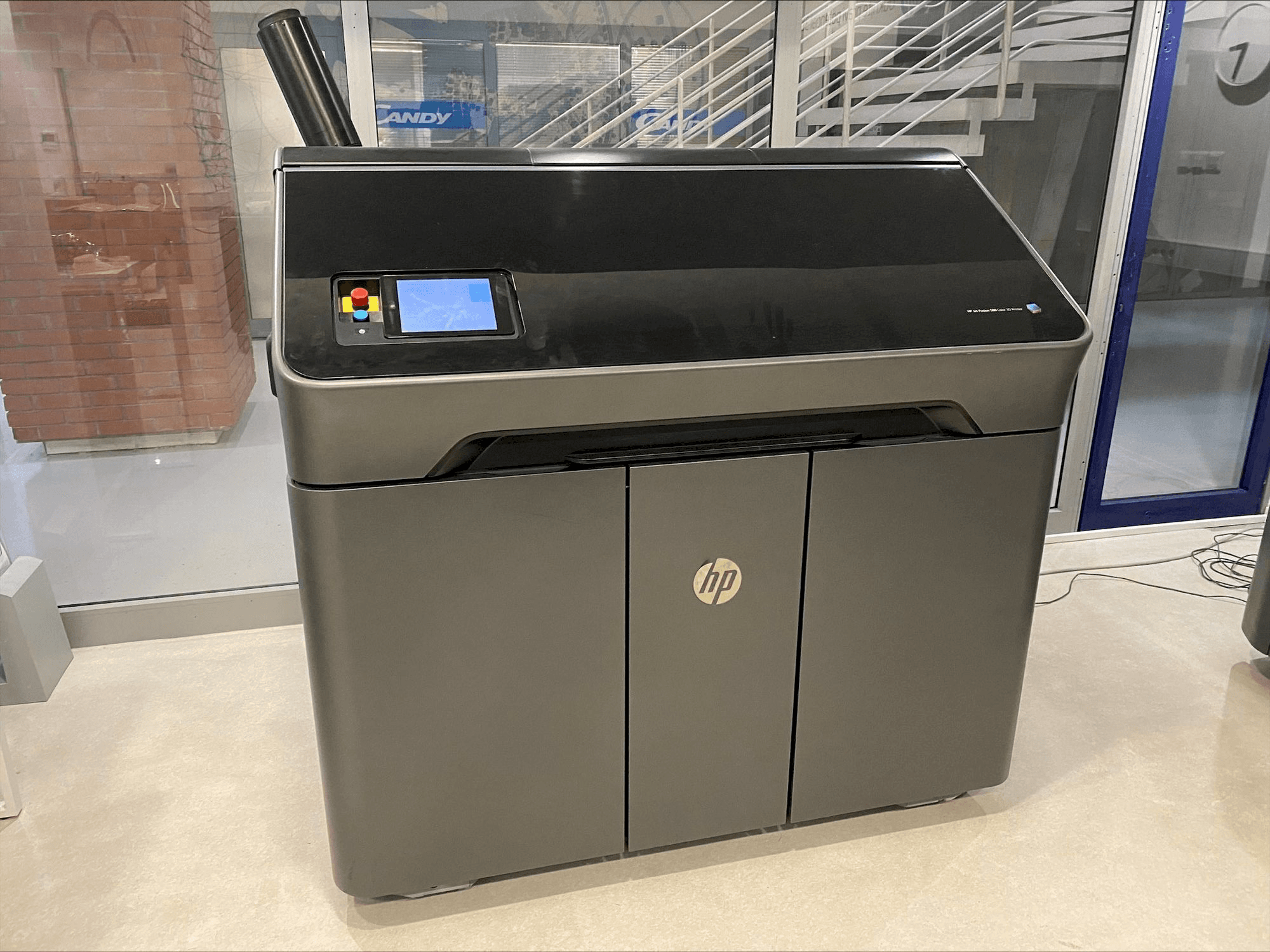 A HP Jet Fusion 580 Color 3D printer M2K85A gép elölnézete
