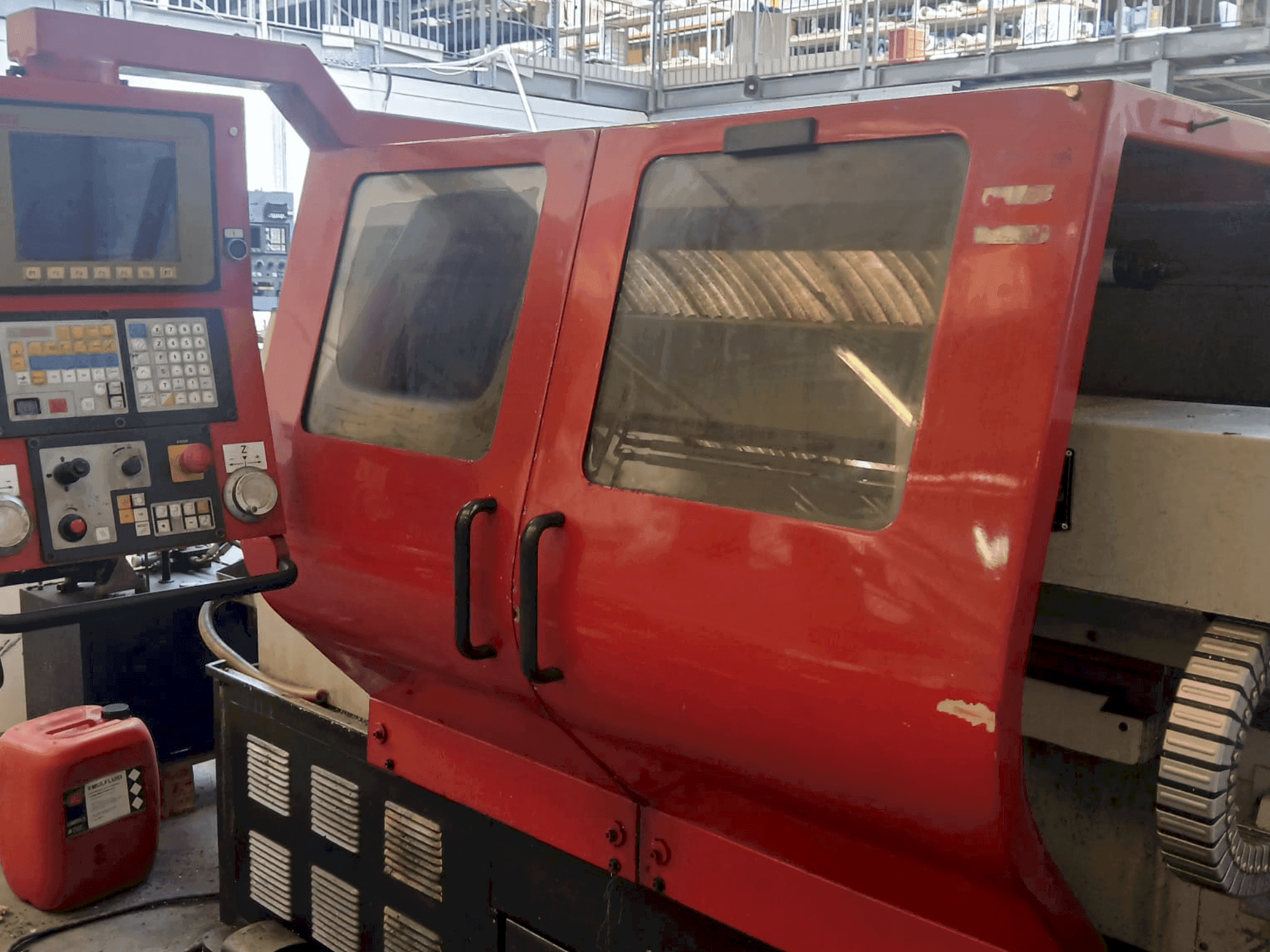 A EMCO EMCOMAT-E 200X1000 gép elölnézete