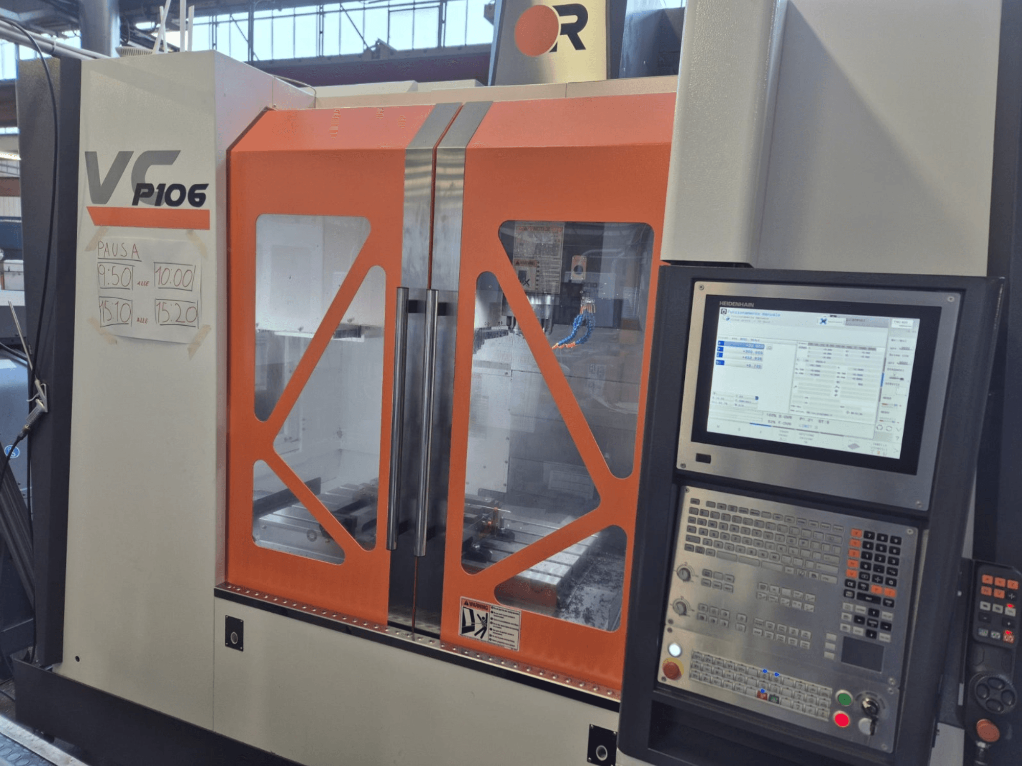 Alt szöveg: VF P106 CNC-gép, előlnézet, a vezérlőpanel és a tervezett munkaidők papíron történő megjelenítése.