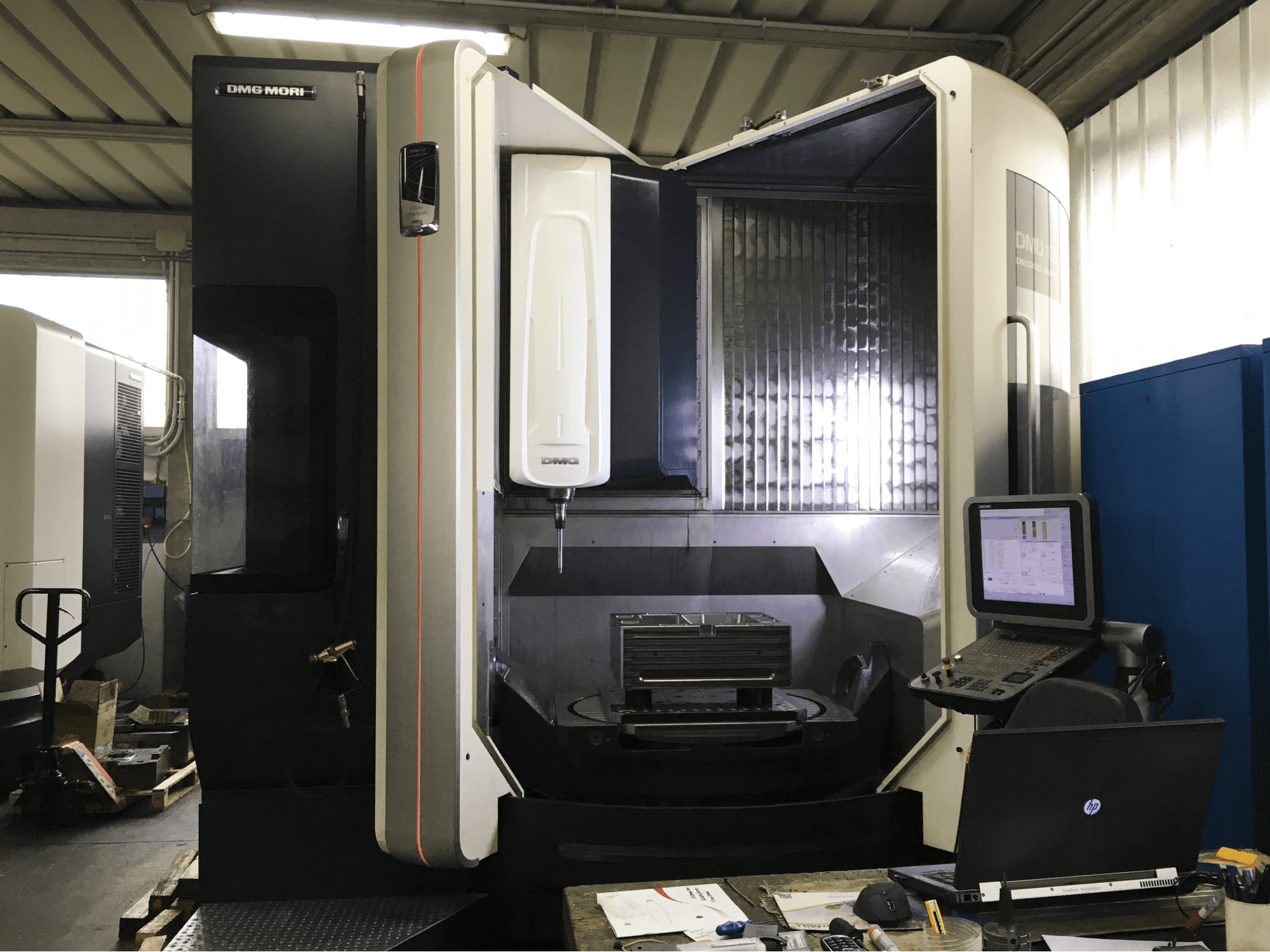 A DMG MORI DMU 105 monoBLOCK gép elölnézete