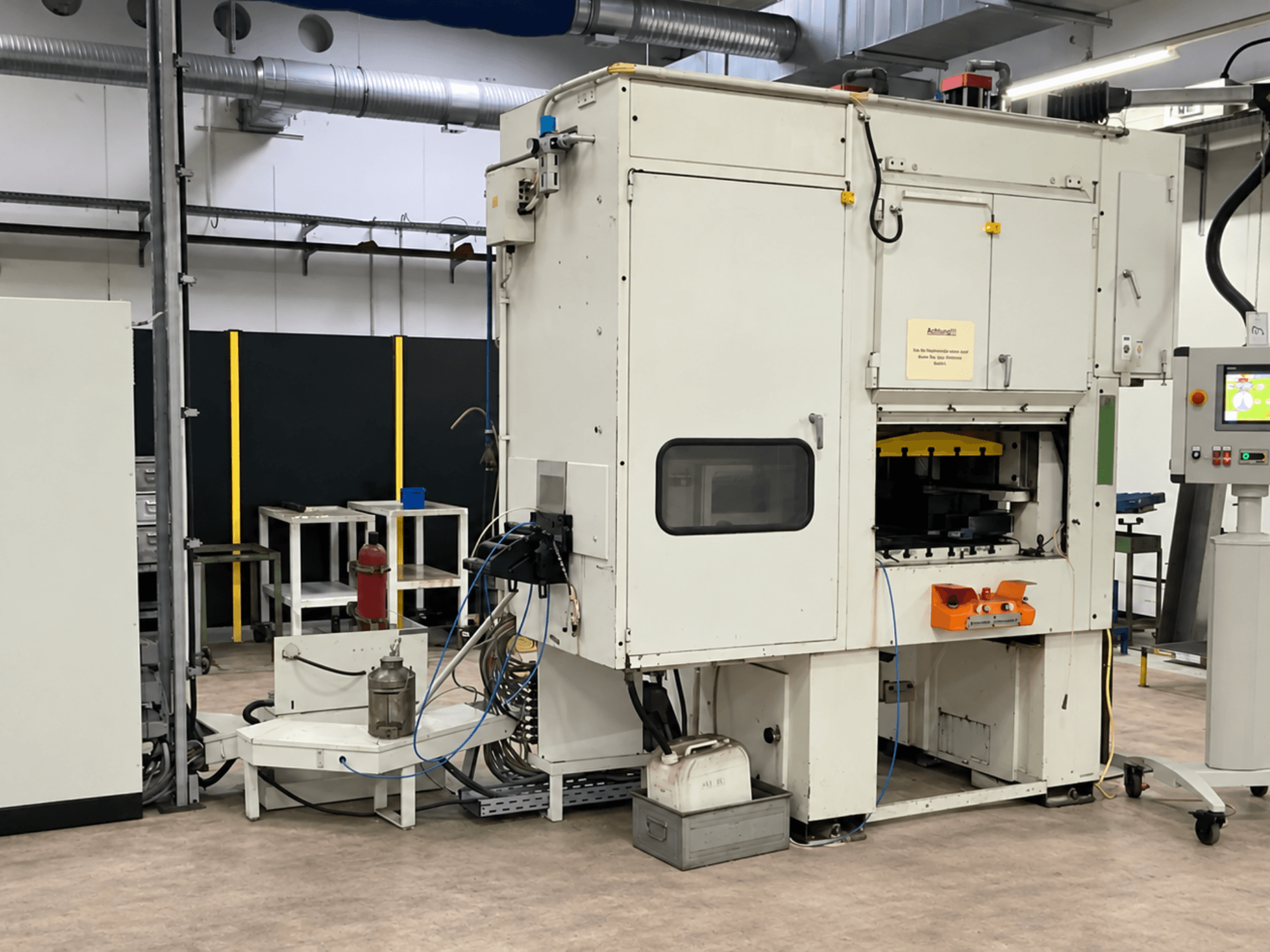 KAISER V50W nagy sebességű mechanikus sajtológép – elölnézet, a vezérlőpanellel, a biztonsági berendezésekkel és a munkaterülettel.