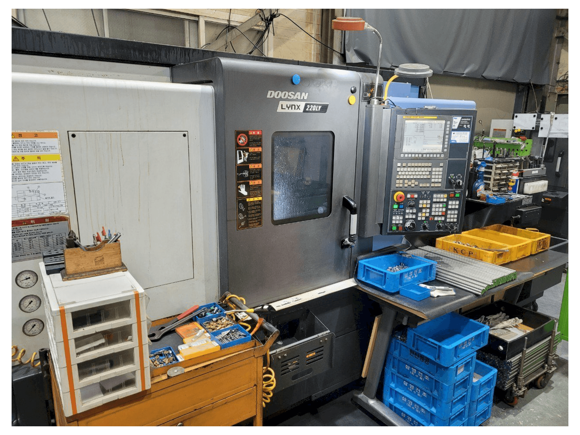 A Doosan LYNX220LYA gép elölnézete