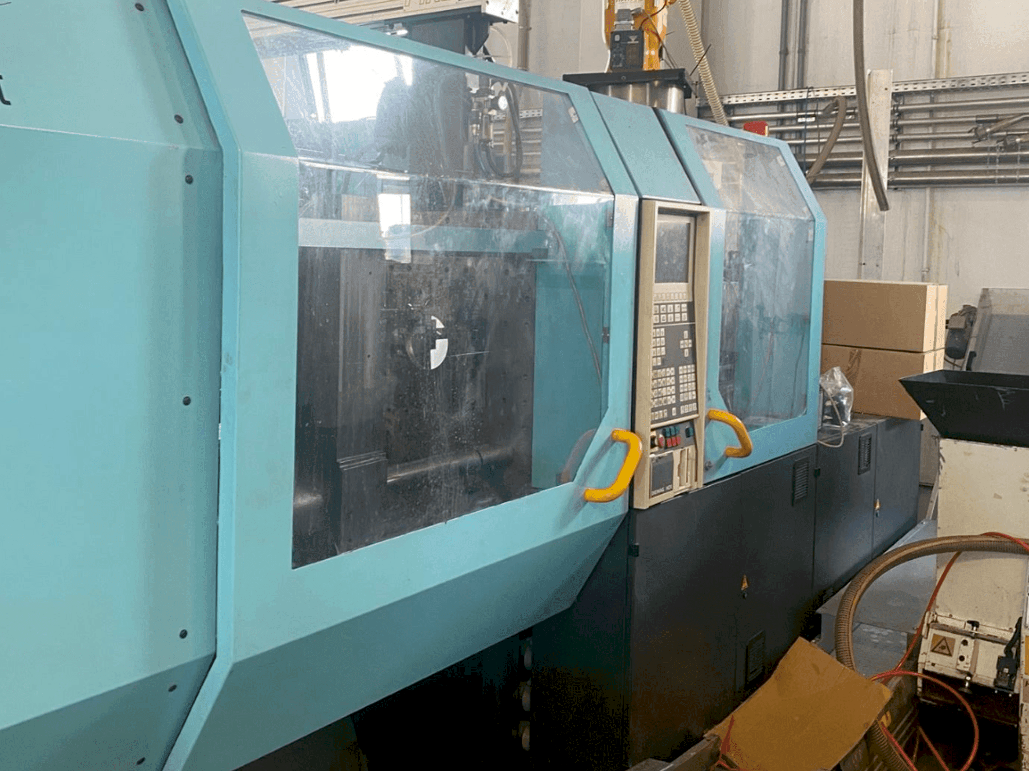A DEMAG Ergotech Compact 1500-610 gép elölnézete