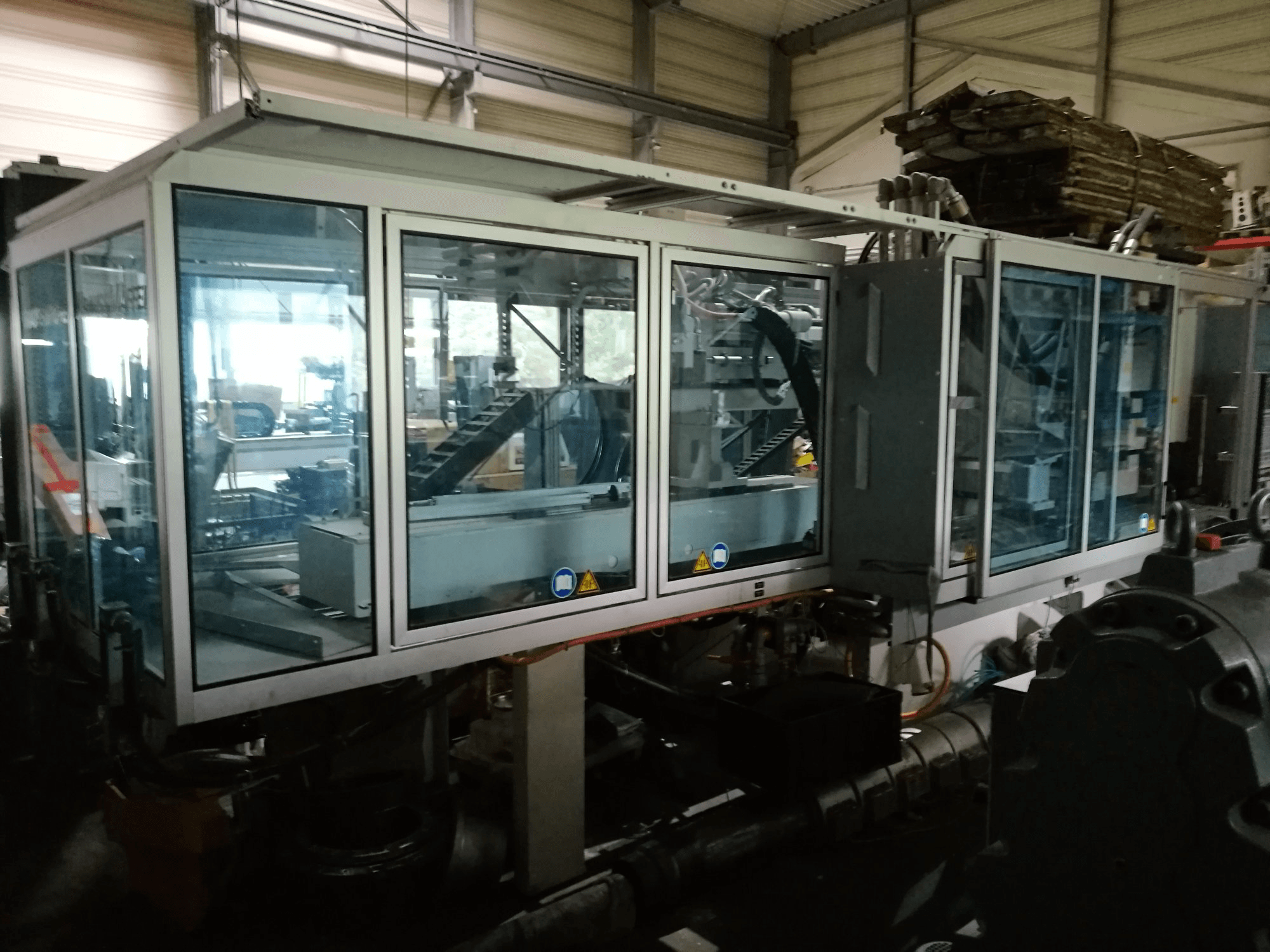 A Krauss Maffei 280-700-700 C3 Twin gép elölnézete