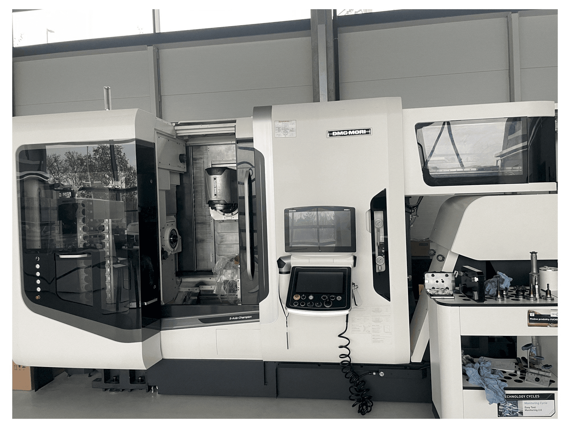 A DMG MORI NTX 1000 gép elölnézete