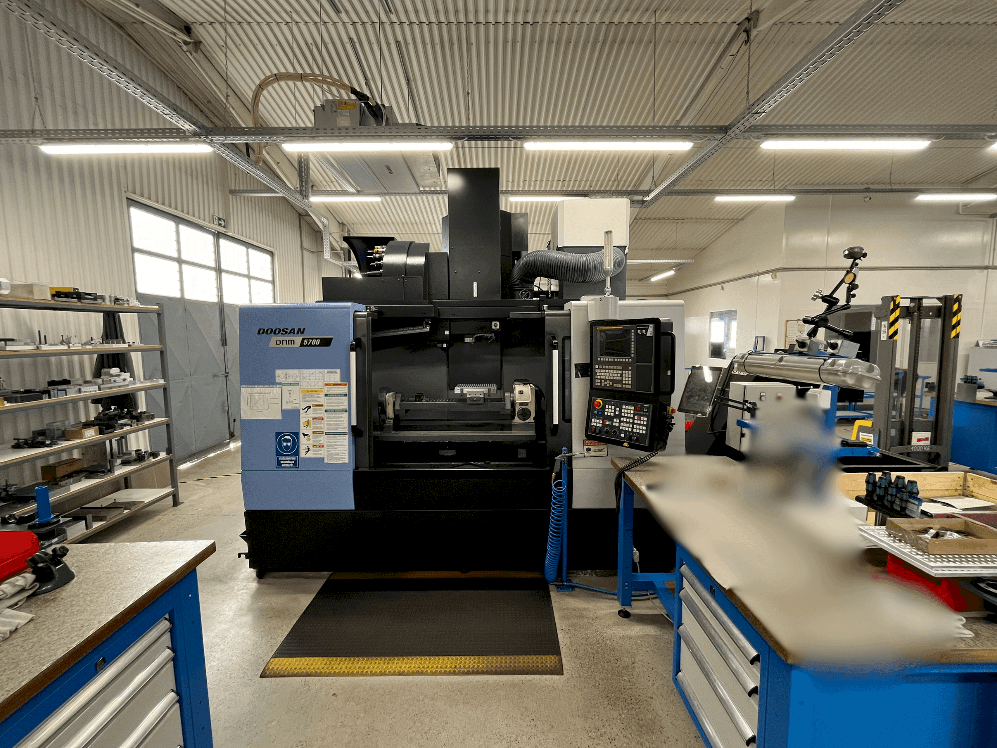 A DOOSAN DNM 5700 gép elölnézete