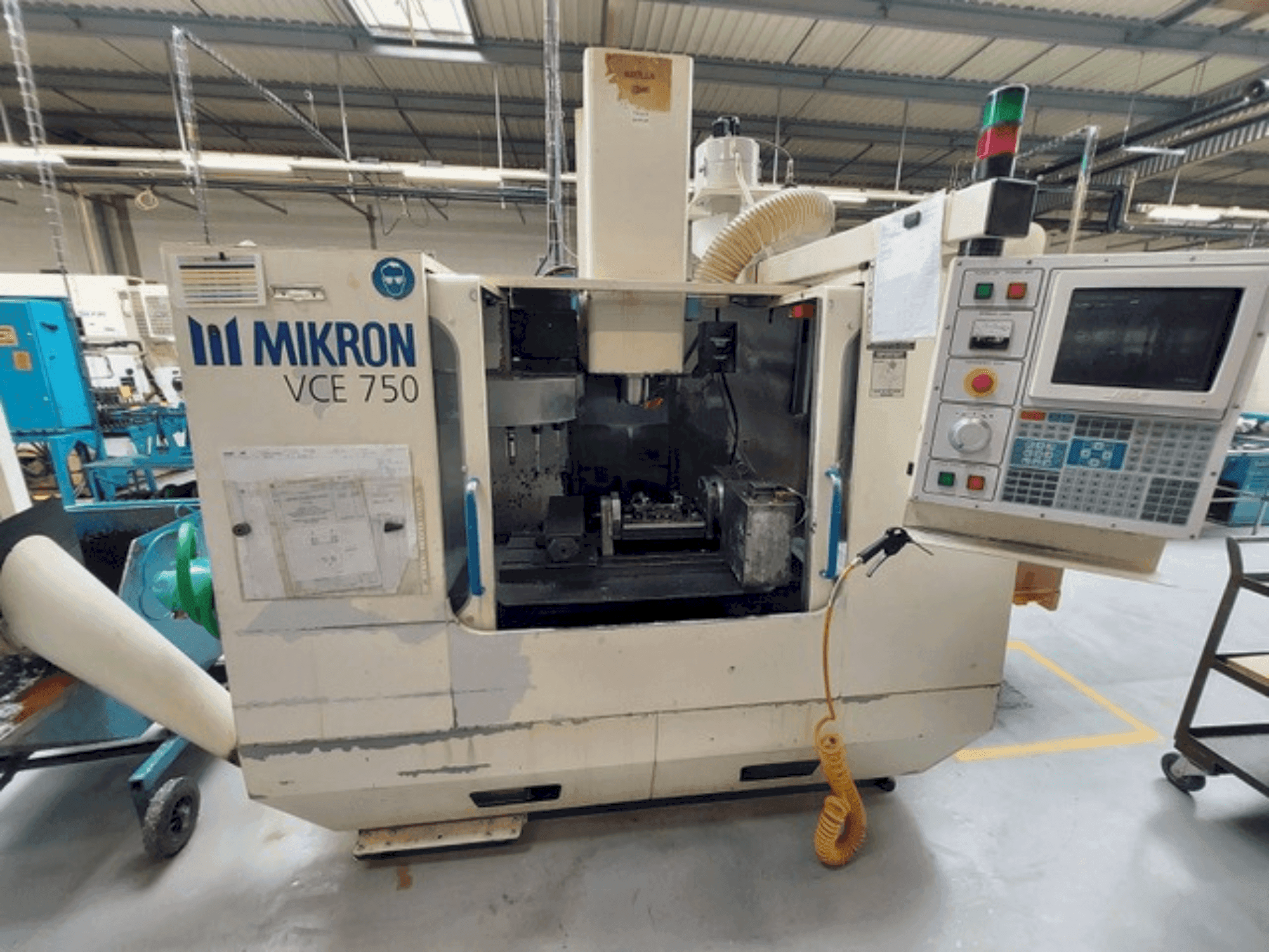 A HAAS MIKRON VCE 750 gép elölnézete
