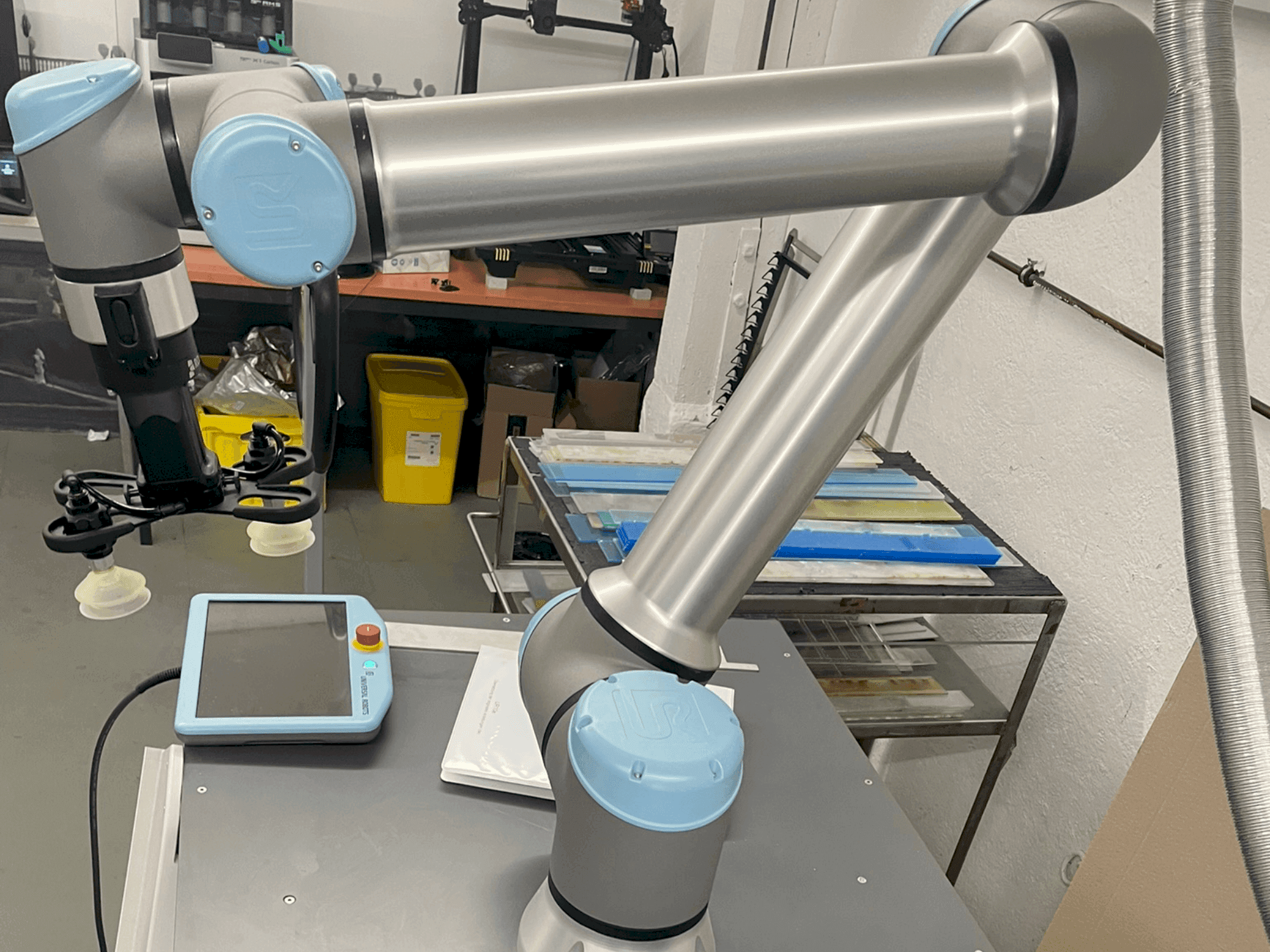 A Universal Robots UR10 gép elölnézete