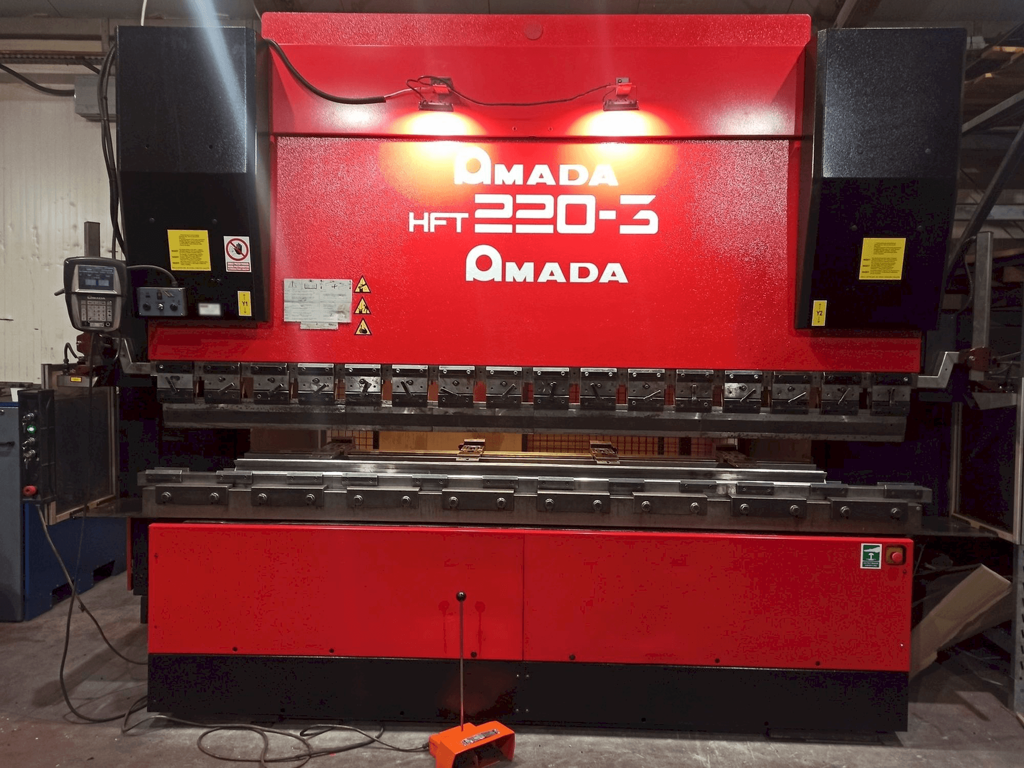 A AMADA HFT 220-3 gép elölnézete