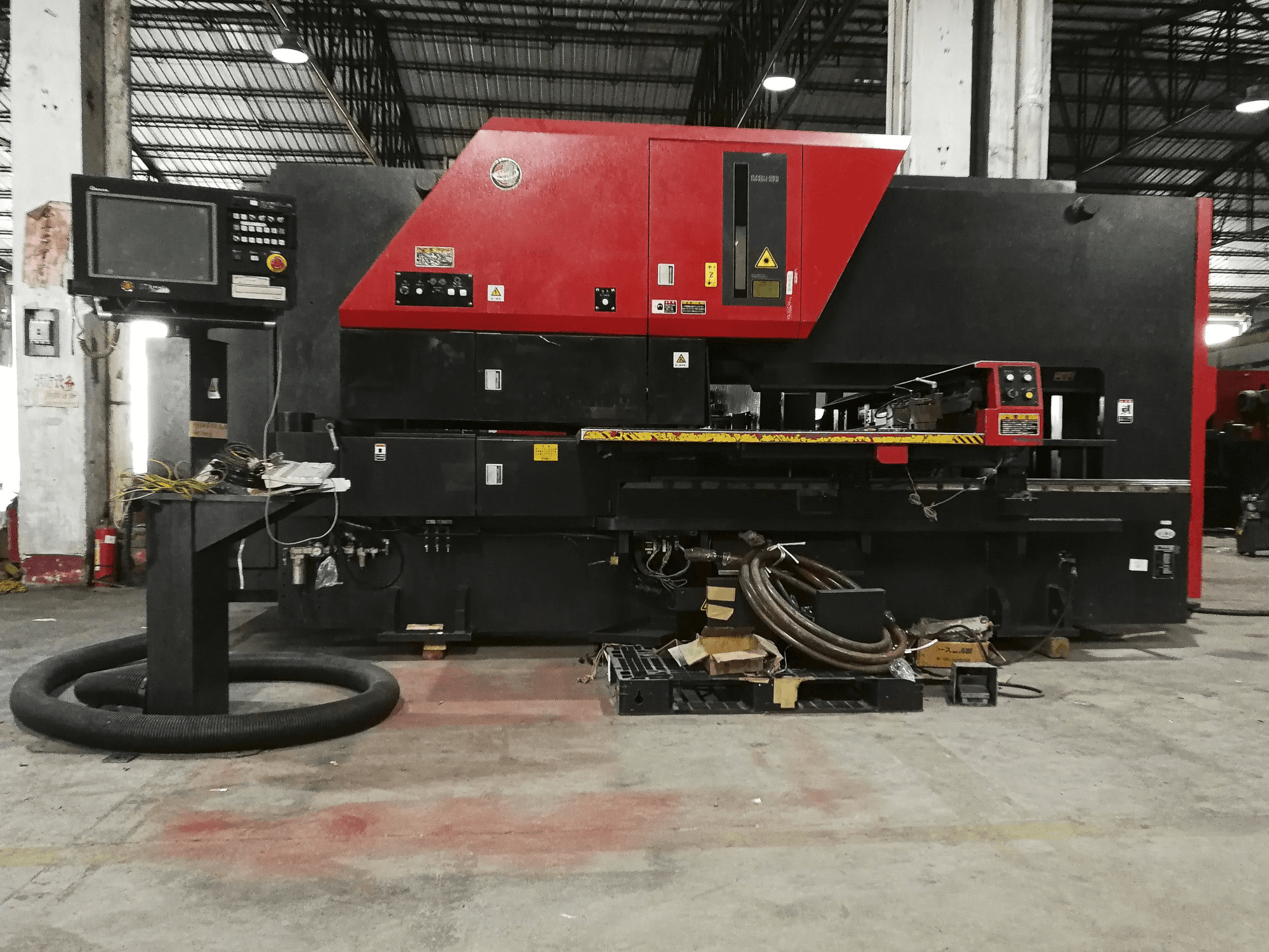 A AMADA Vipros 255NT gép elölnézete