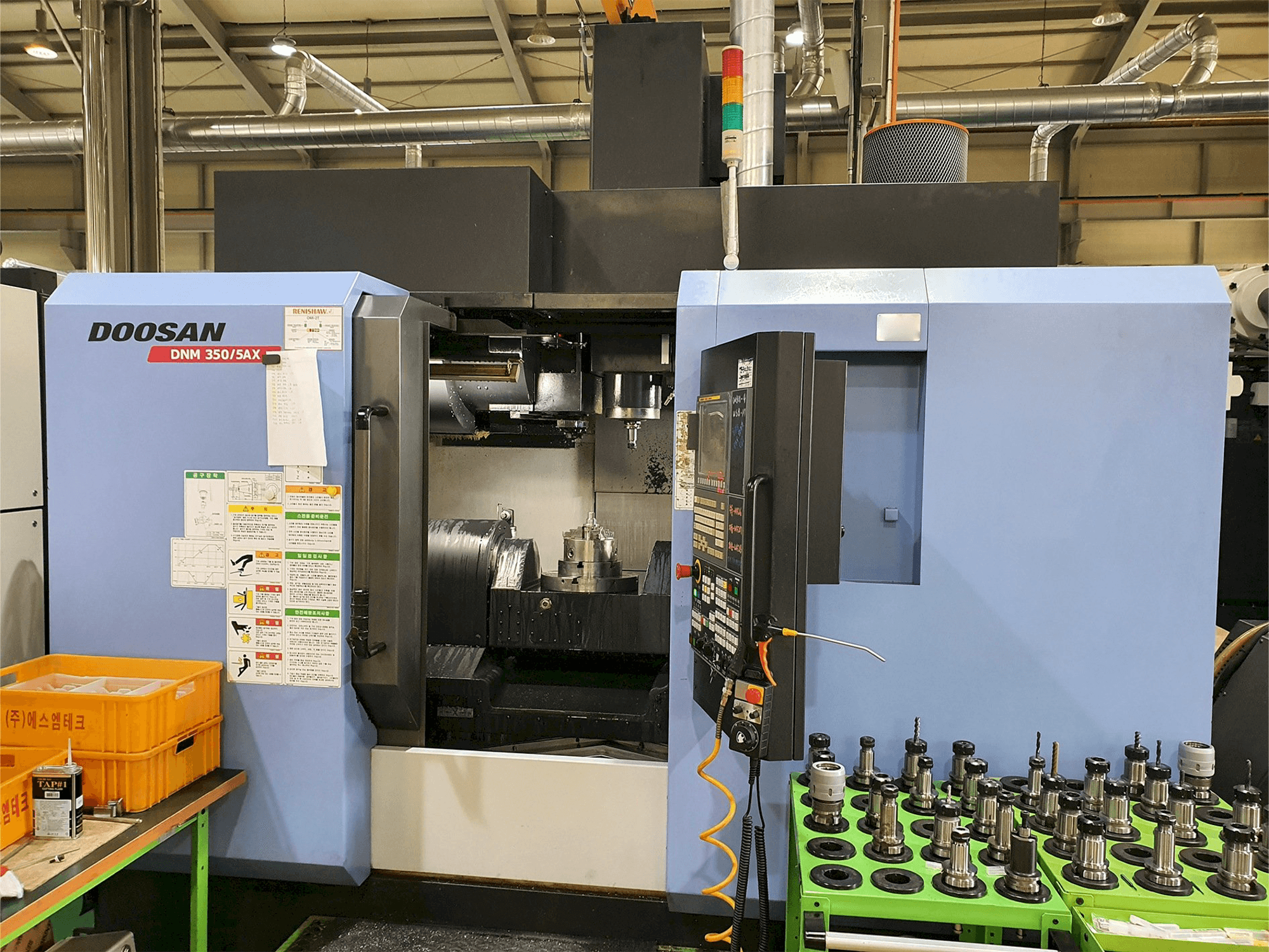 A Doosan DNM350/5AX gép elölnézete