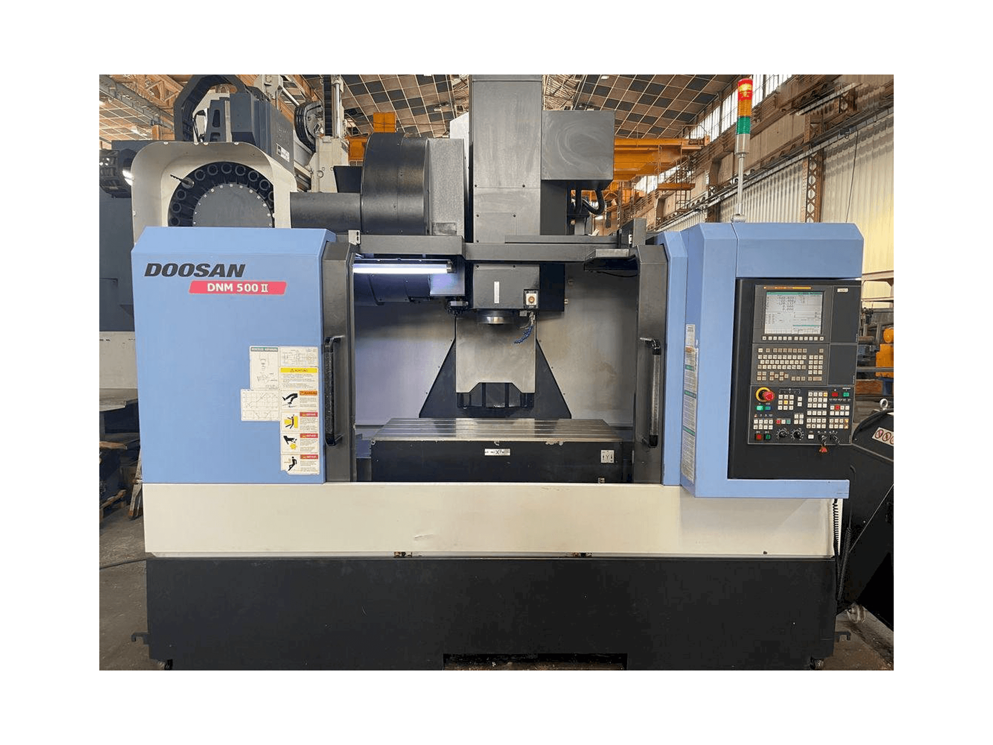 A Doosan MYNX DNM 500 II gép elölnézete