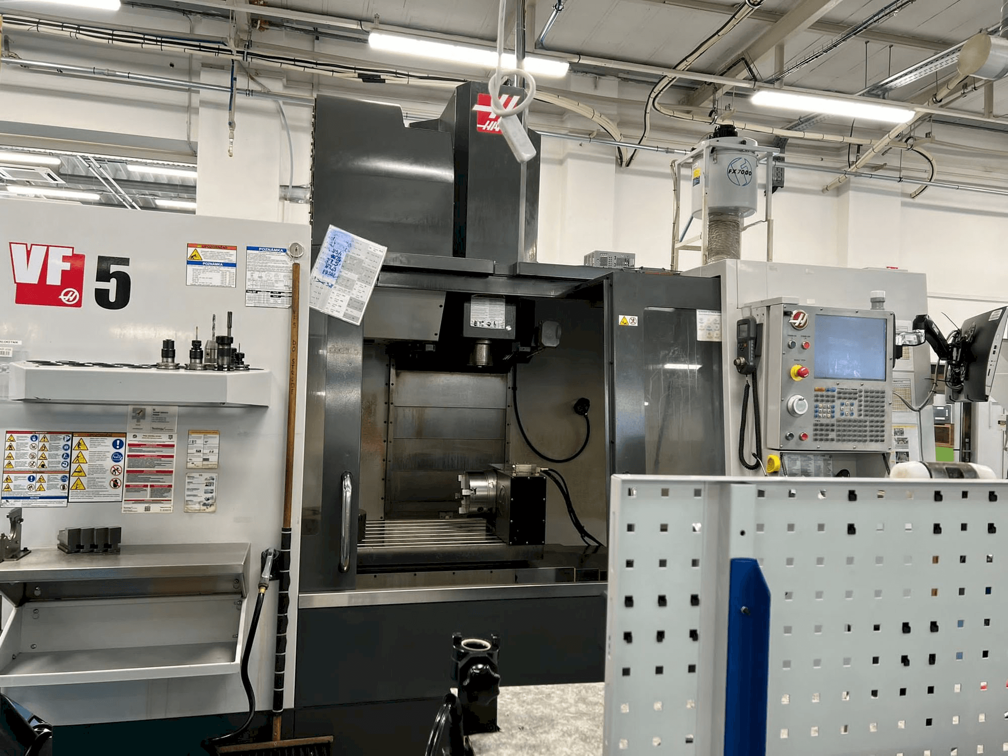 A HAAS VF-5/40 gép elölnézete