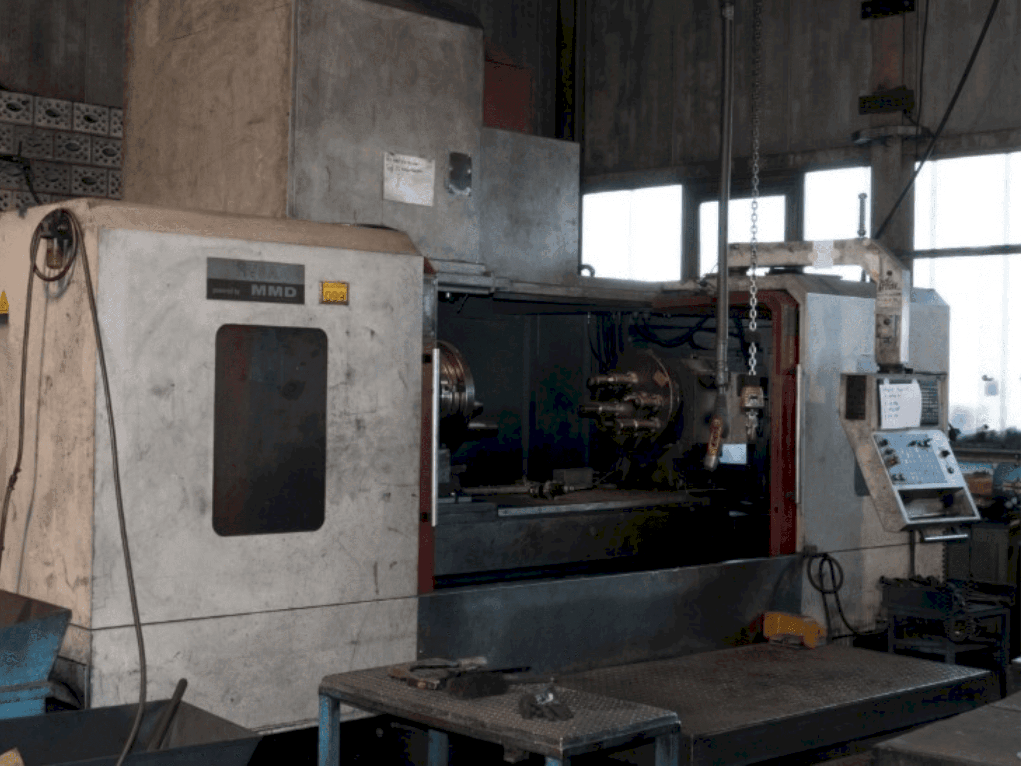 A Akira Seiki MMD HV8A gép elölnézete