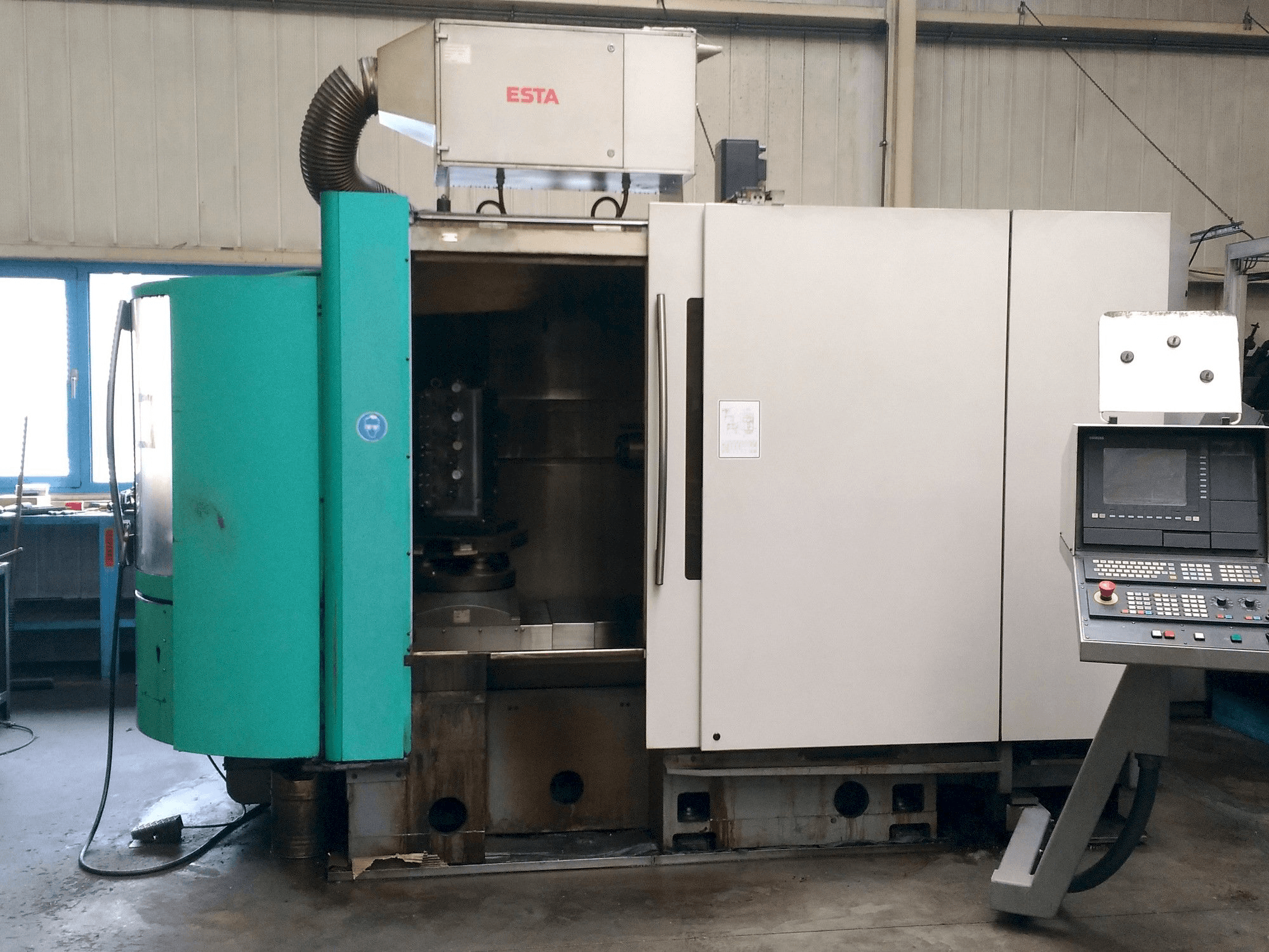 A DECKEL MAHO DMC 60H gép elölnézete