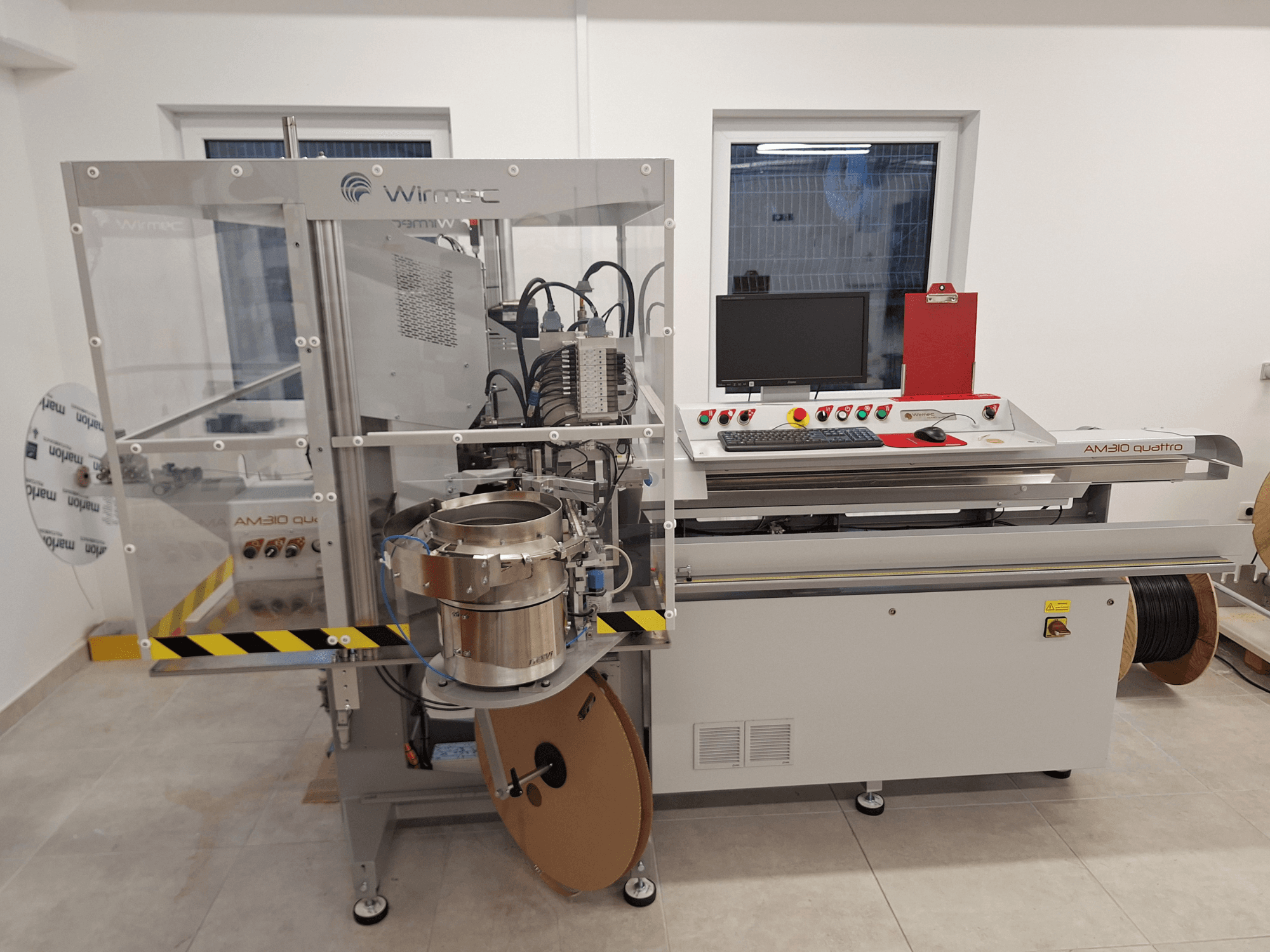 WIRMEC AM310-117 szerszámgép, elölnézetből, vezérlőpanellel, számítógéppel és rozsdamentes acél alkatrészekkel, munkaterületen.