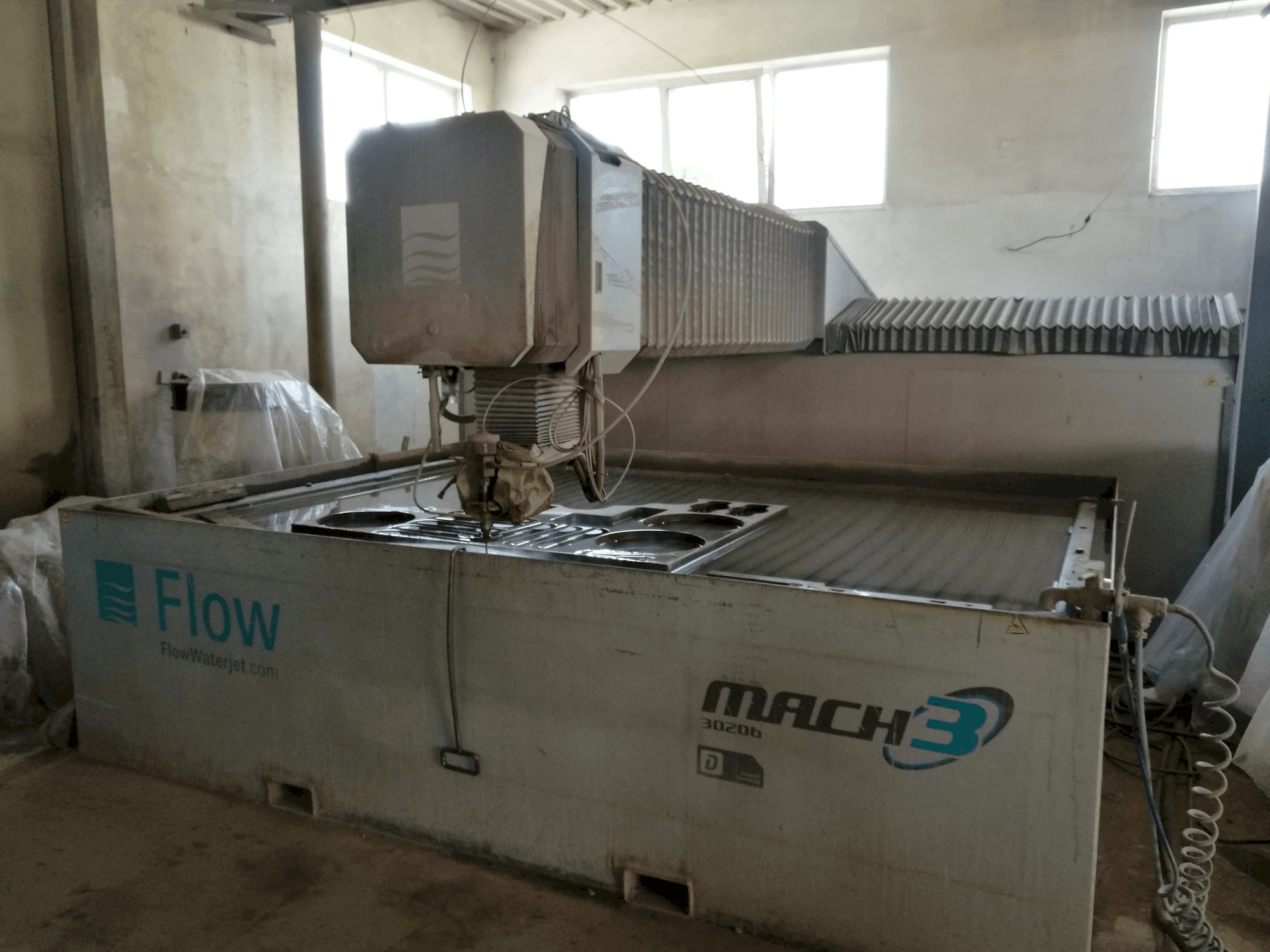A Flow Mach3-3020b gép elölnézete