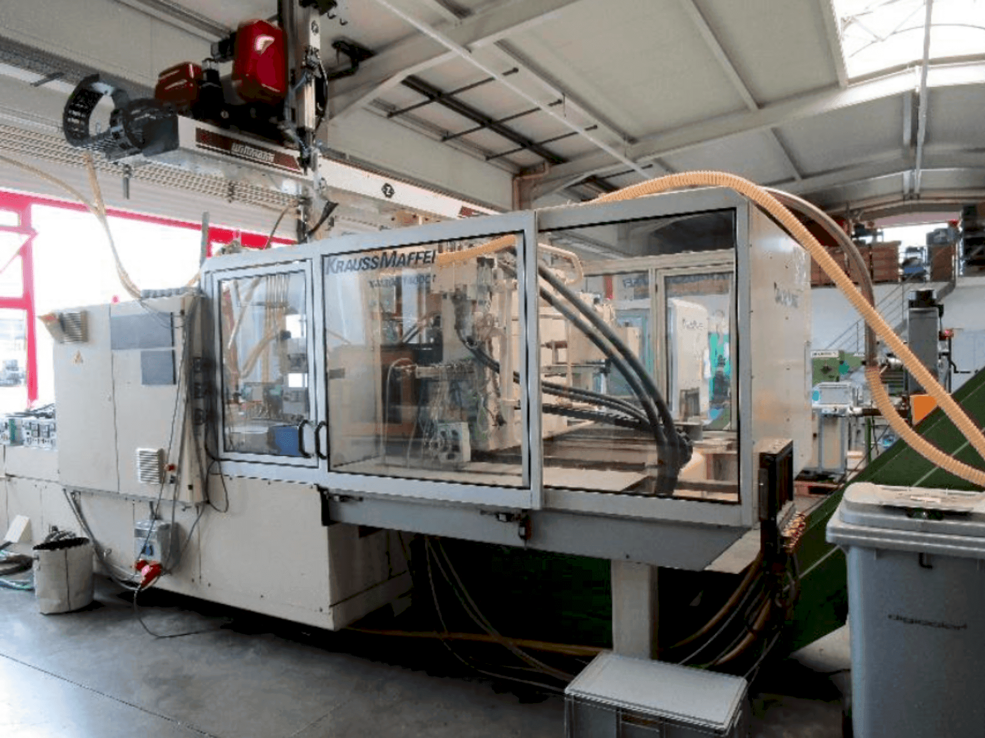 A Krauss Maffei 300-1400 C1 gép elölnézete