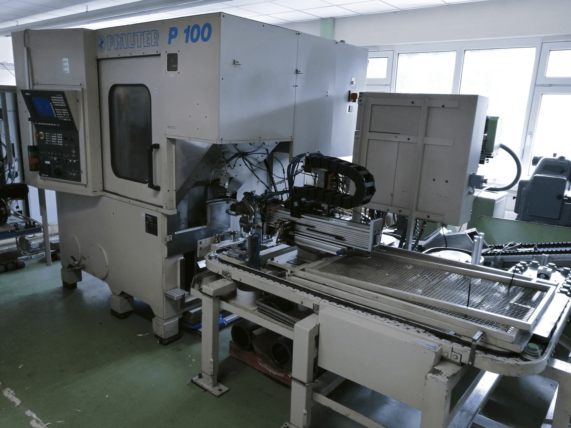 A GLEASON-PFAUTER P100 gép elölnézete