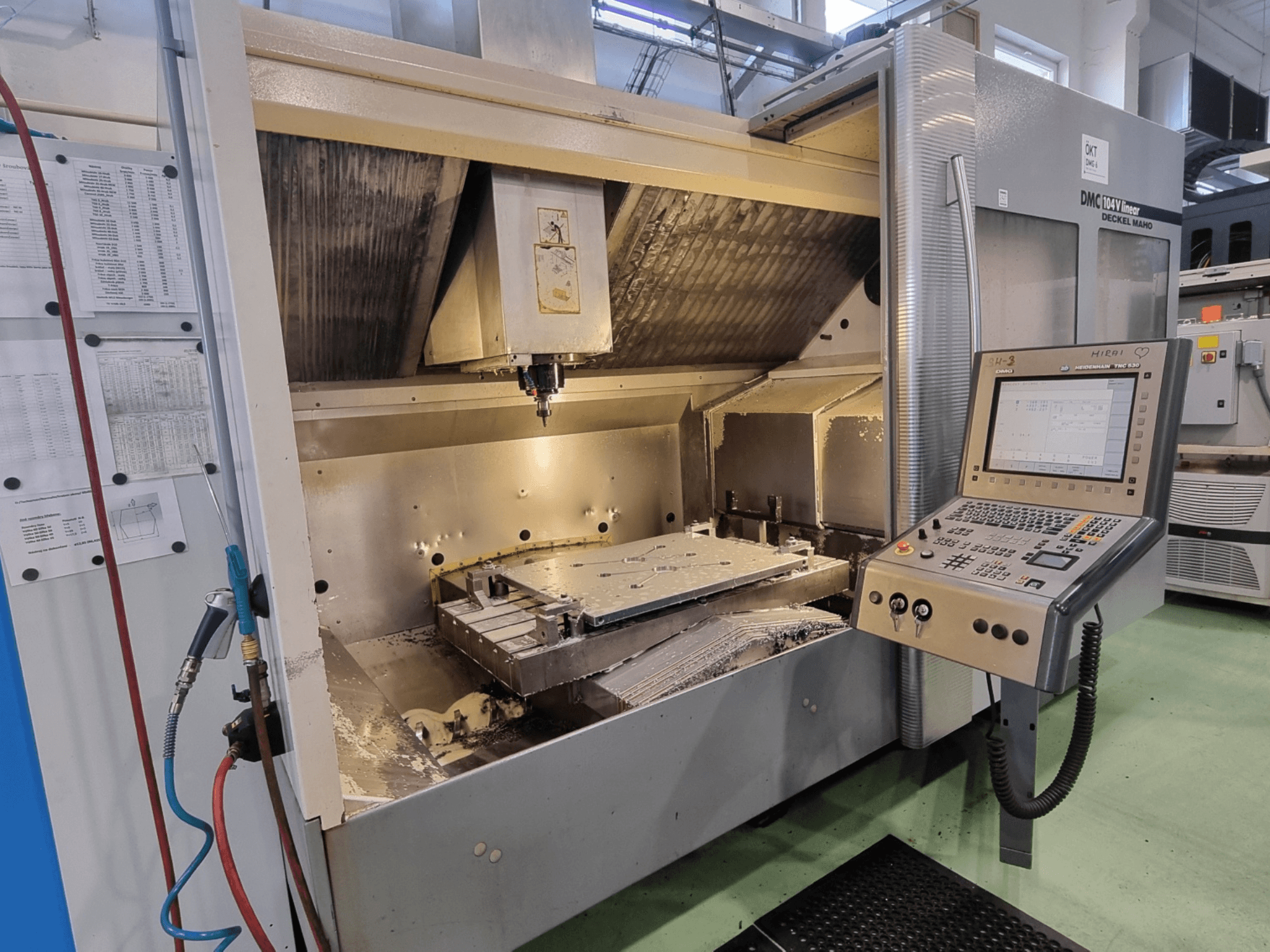 DMG DECKEL MAHO DMC 104V lineáris függőleges megmunkáló központ, elölnézet, amelyen látható a vezérlőpanel és a megmunkálási terület.
