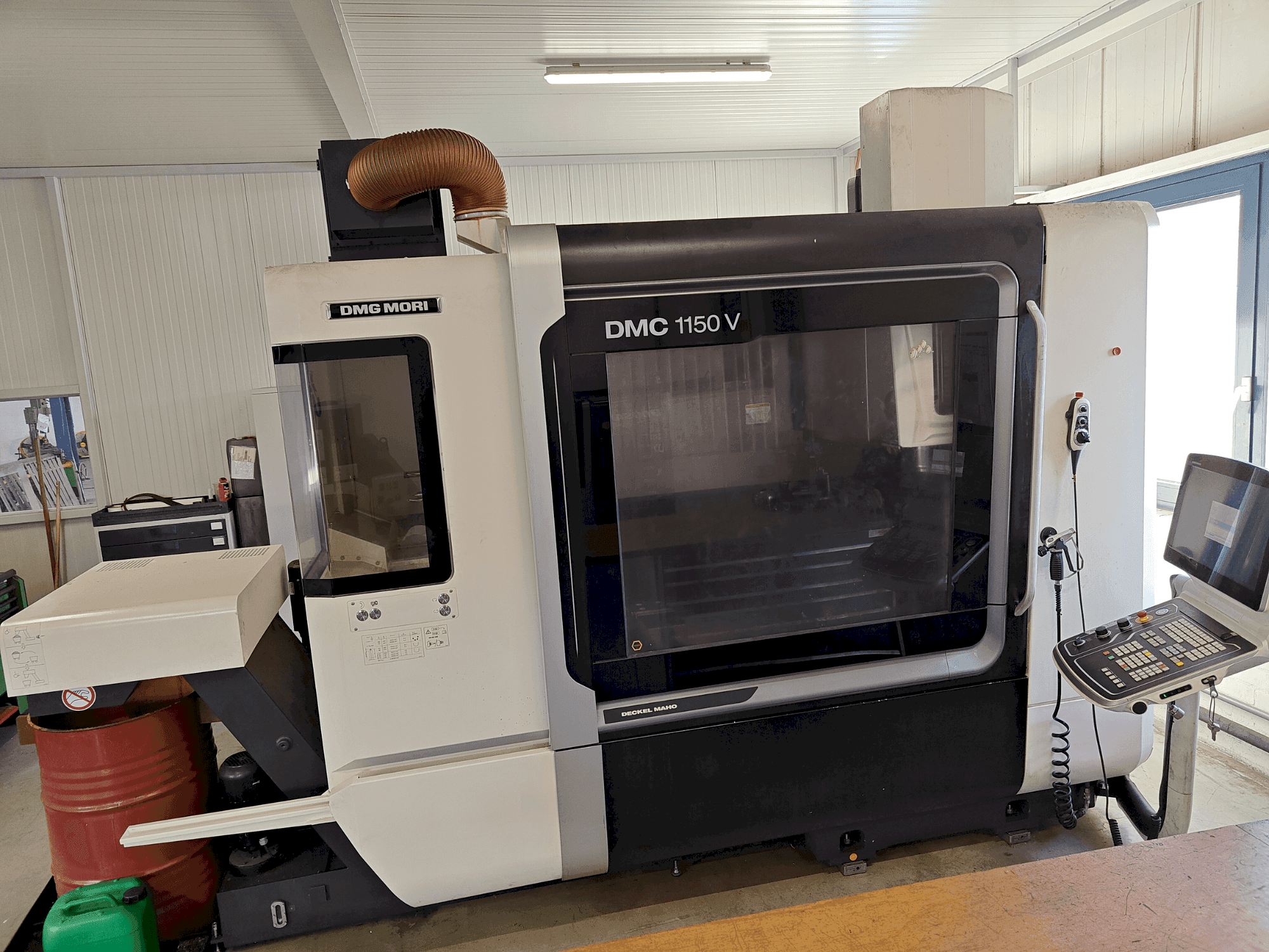 A DMG MORI DMC 1150 V gép elölnézete