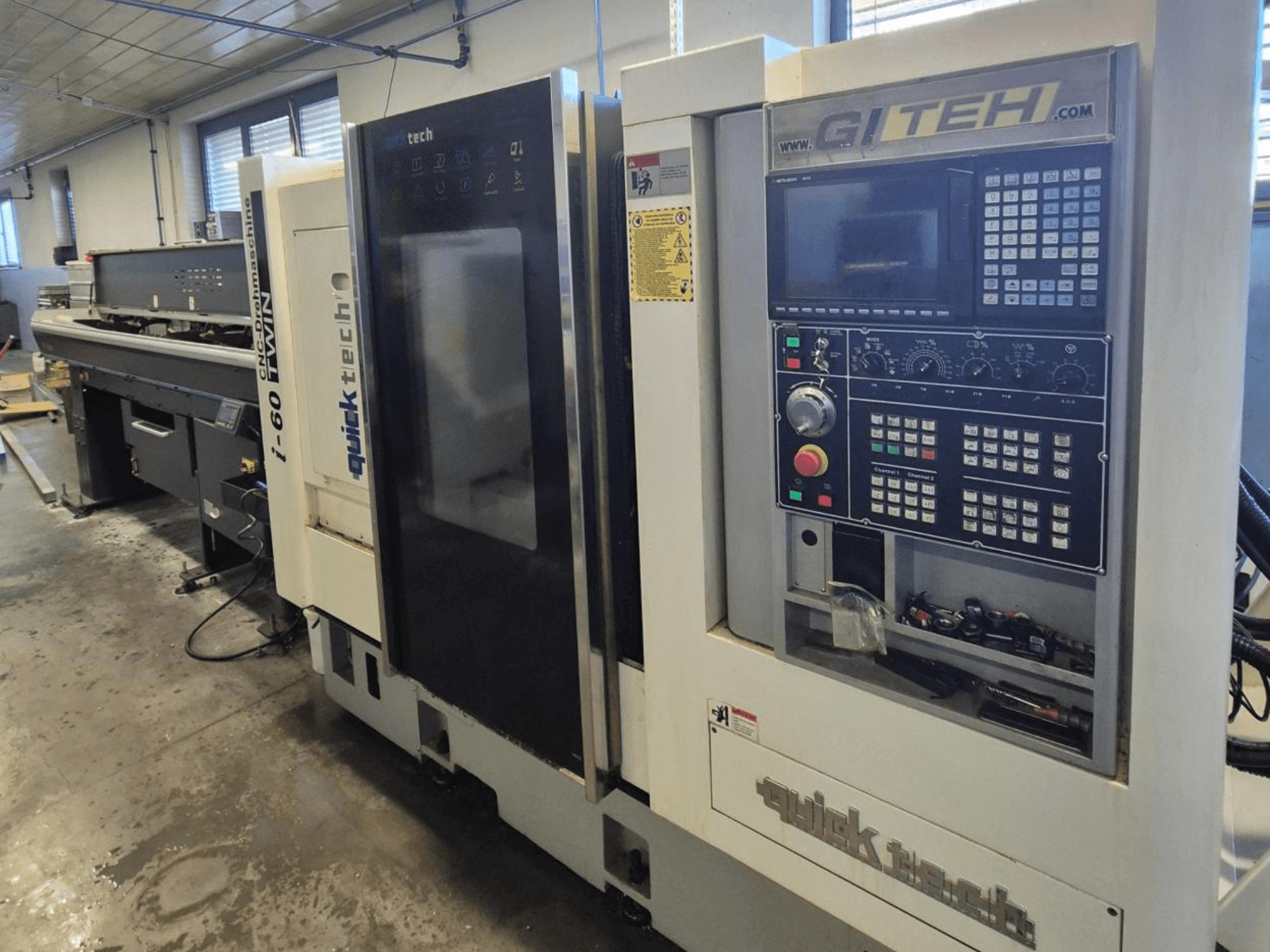 Quick Tech i-60 iker CNC-gép, elölnézet, GITEH vezérlőpanellel és kezelőgombokkal, műhelyben.