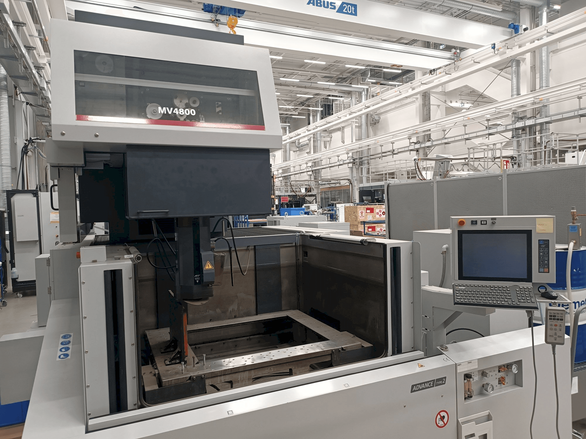 A Mitsubishi MV4800 gép elölnézete