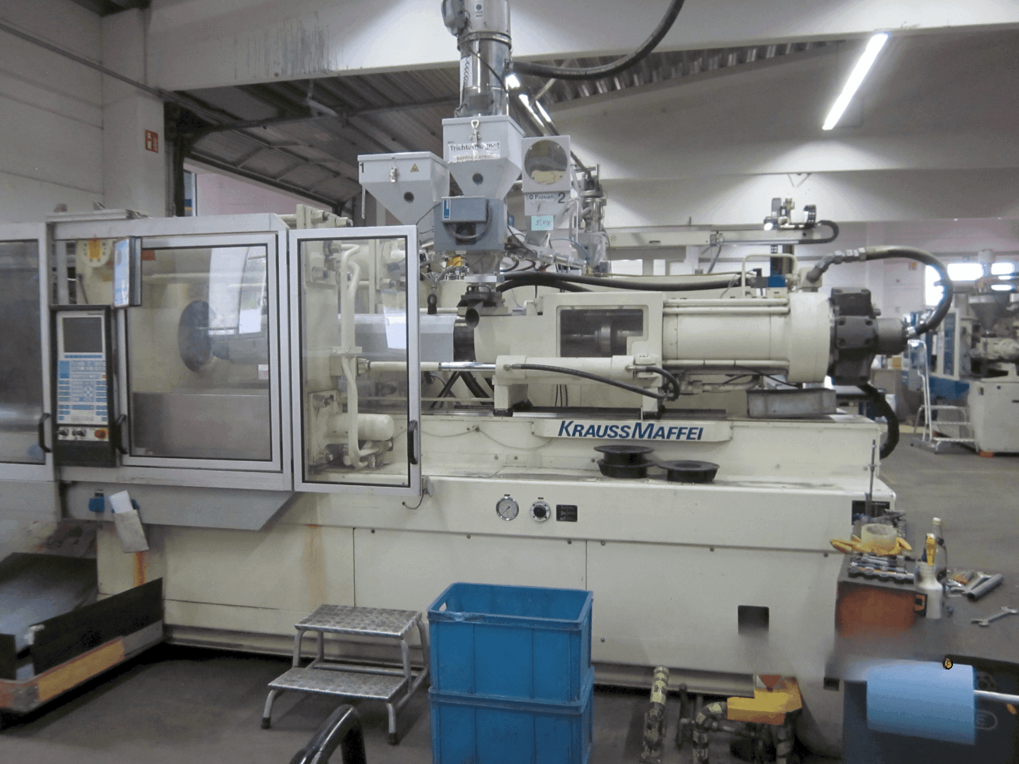 A Krauss Maffei 350-1900 C1 gép elölnézete