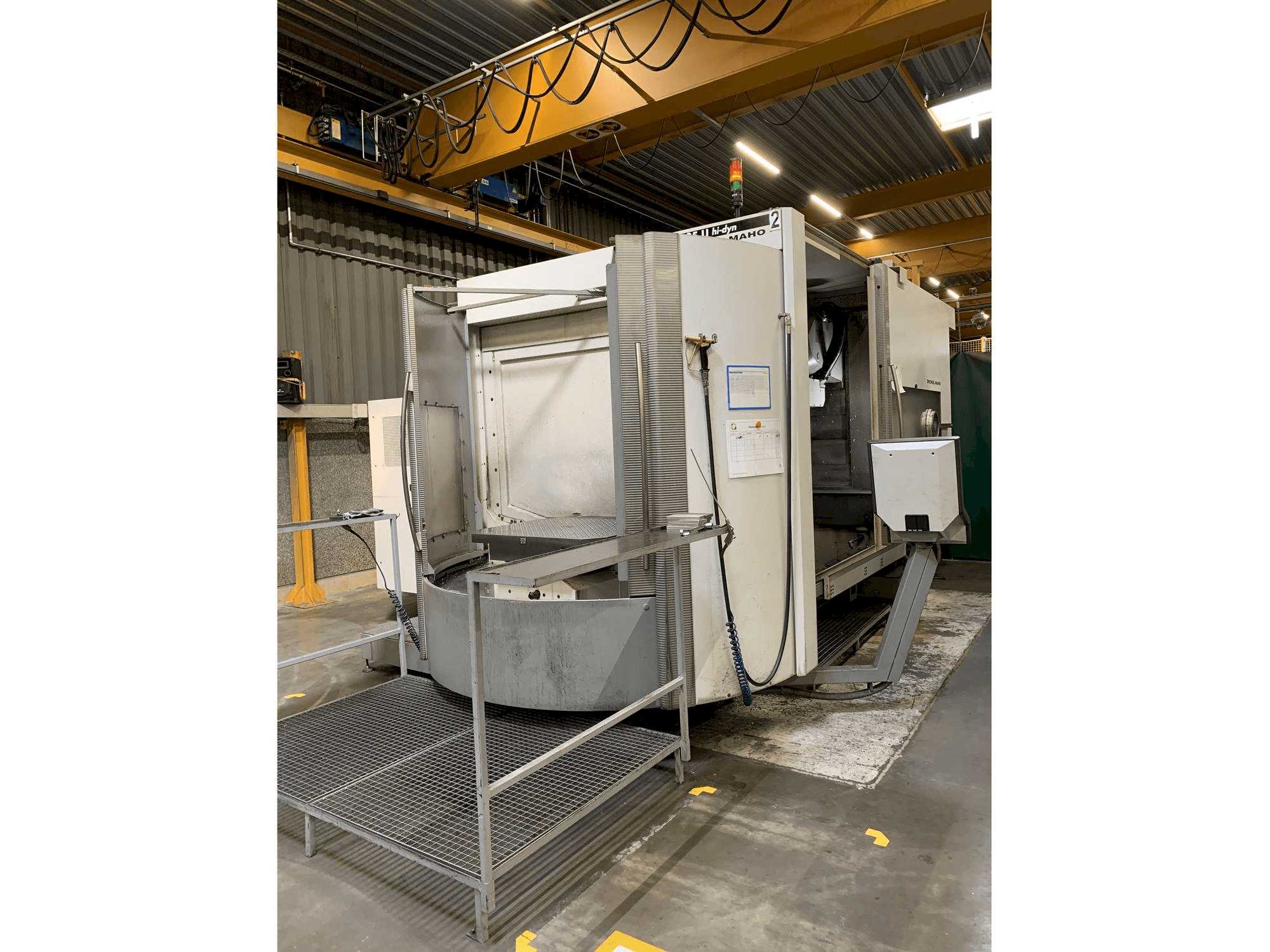 A DECKEL MAHO DMC 125 U hi-dyn gép elölnézete